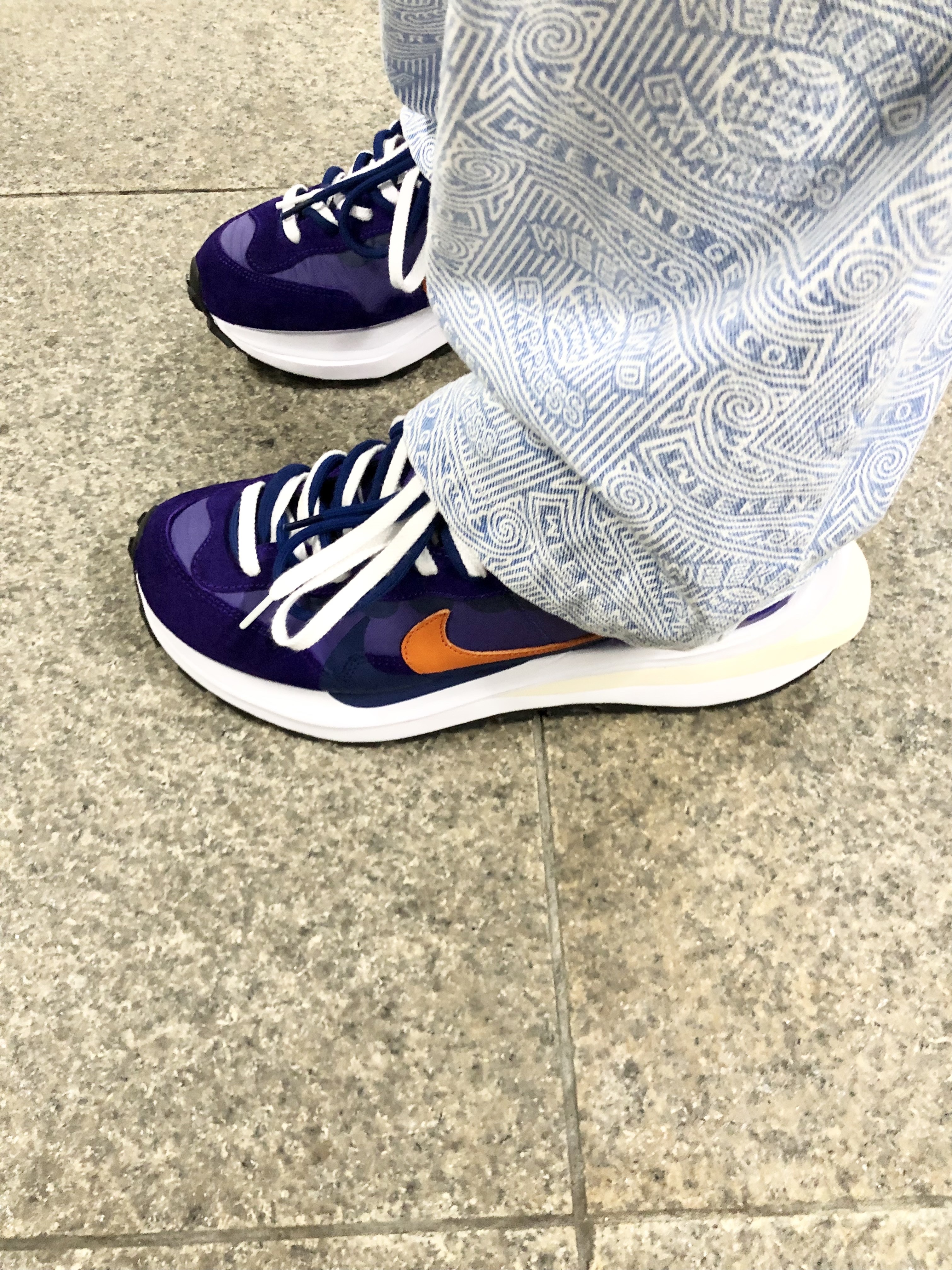 Nike x Sacai VaporWaffle Dark Iris 착용 스타일 - 4
