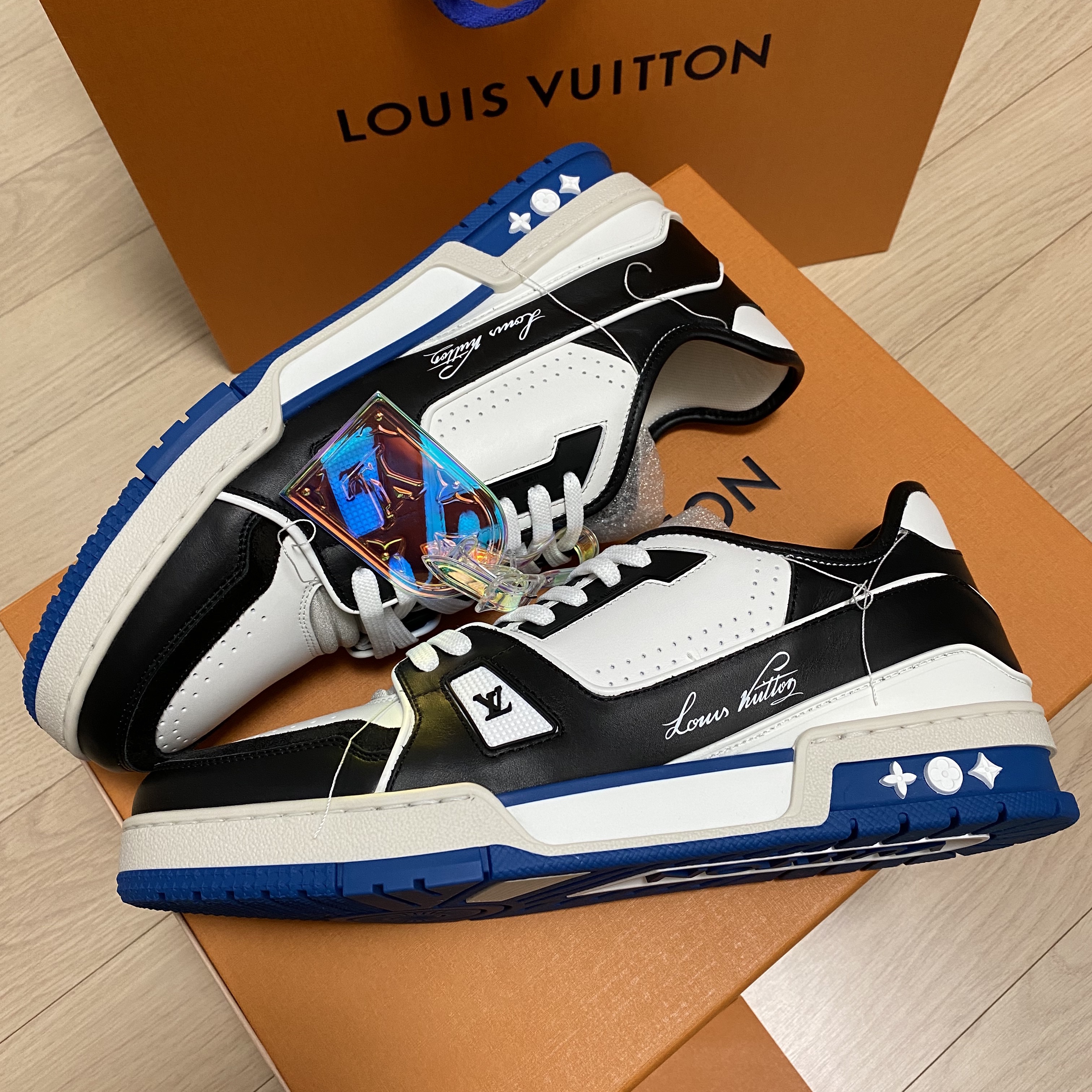 Louis Vuitton LV Trainer Sneakers White Black 착용 스타일 - 3