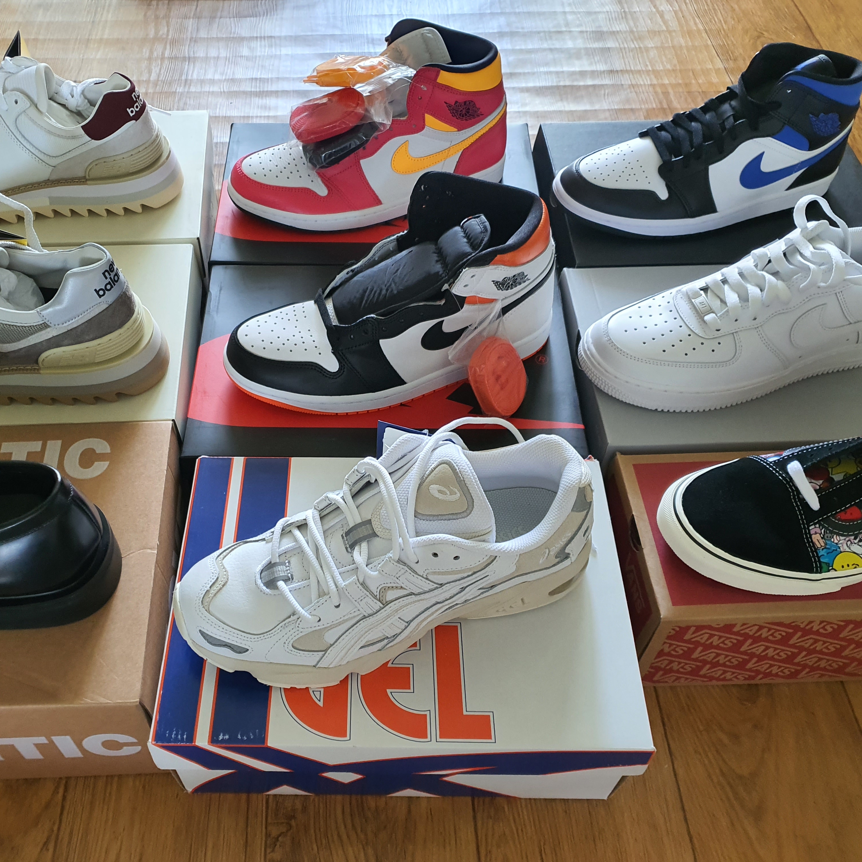 New Balance x Tokyo Design Studio 574 Grey Dune, New Balance x Tokyo Design Studio 574 White Burgundy 착용 스타일