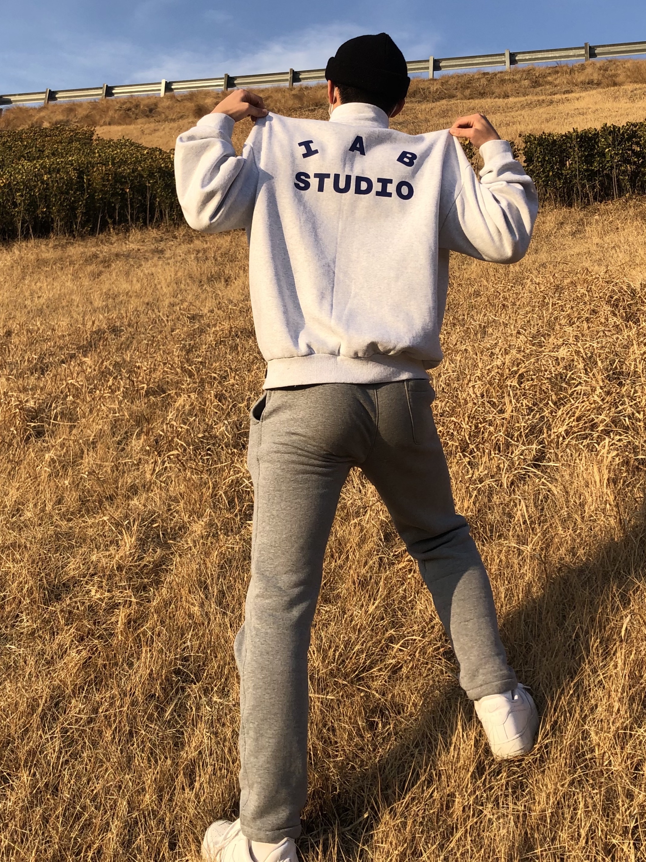 IAB Studio Half Zip Pullover Light Gray 착용 스타일