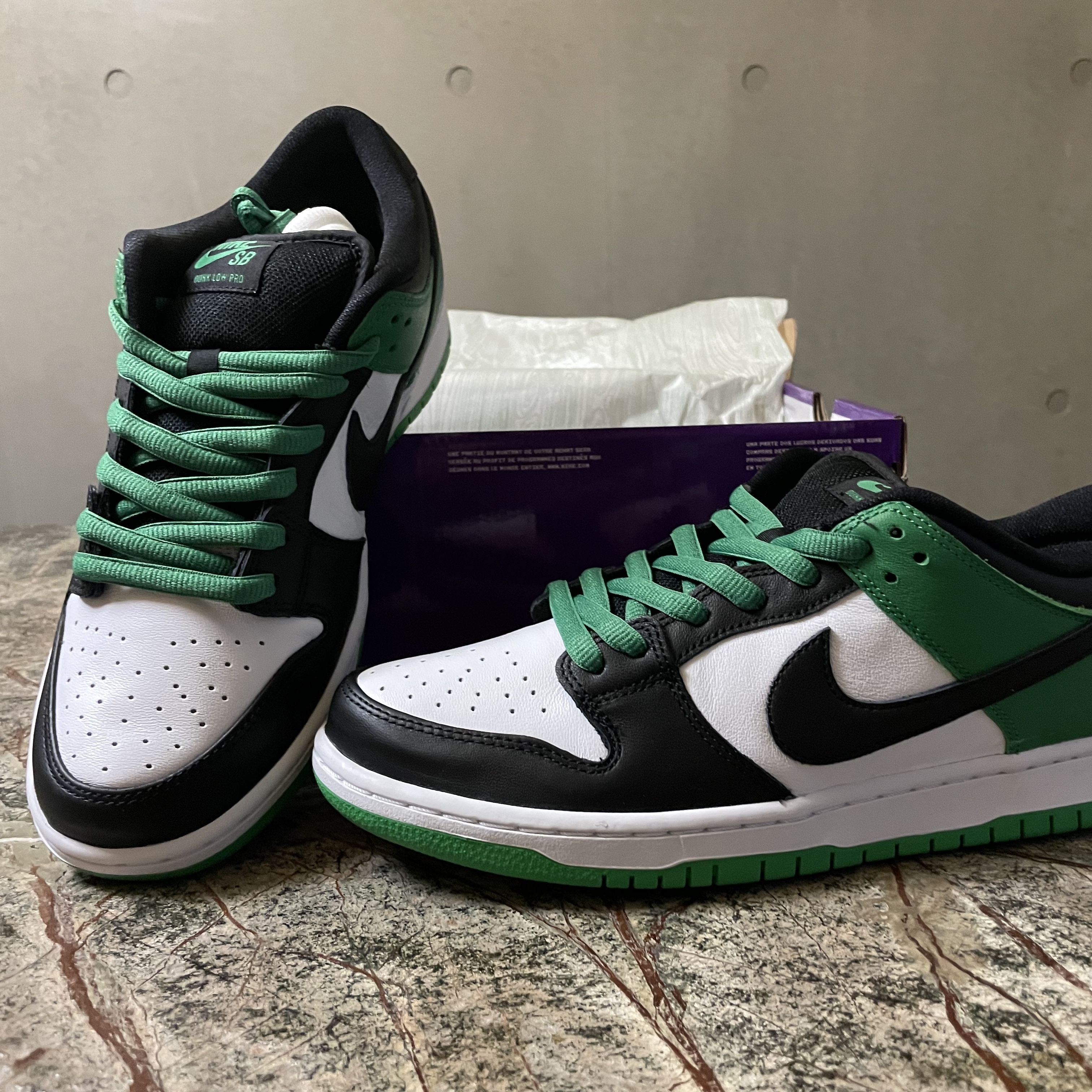 Nike SB Dunk Low Pro Black and Classic Green 착용 스타일 - 3
