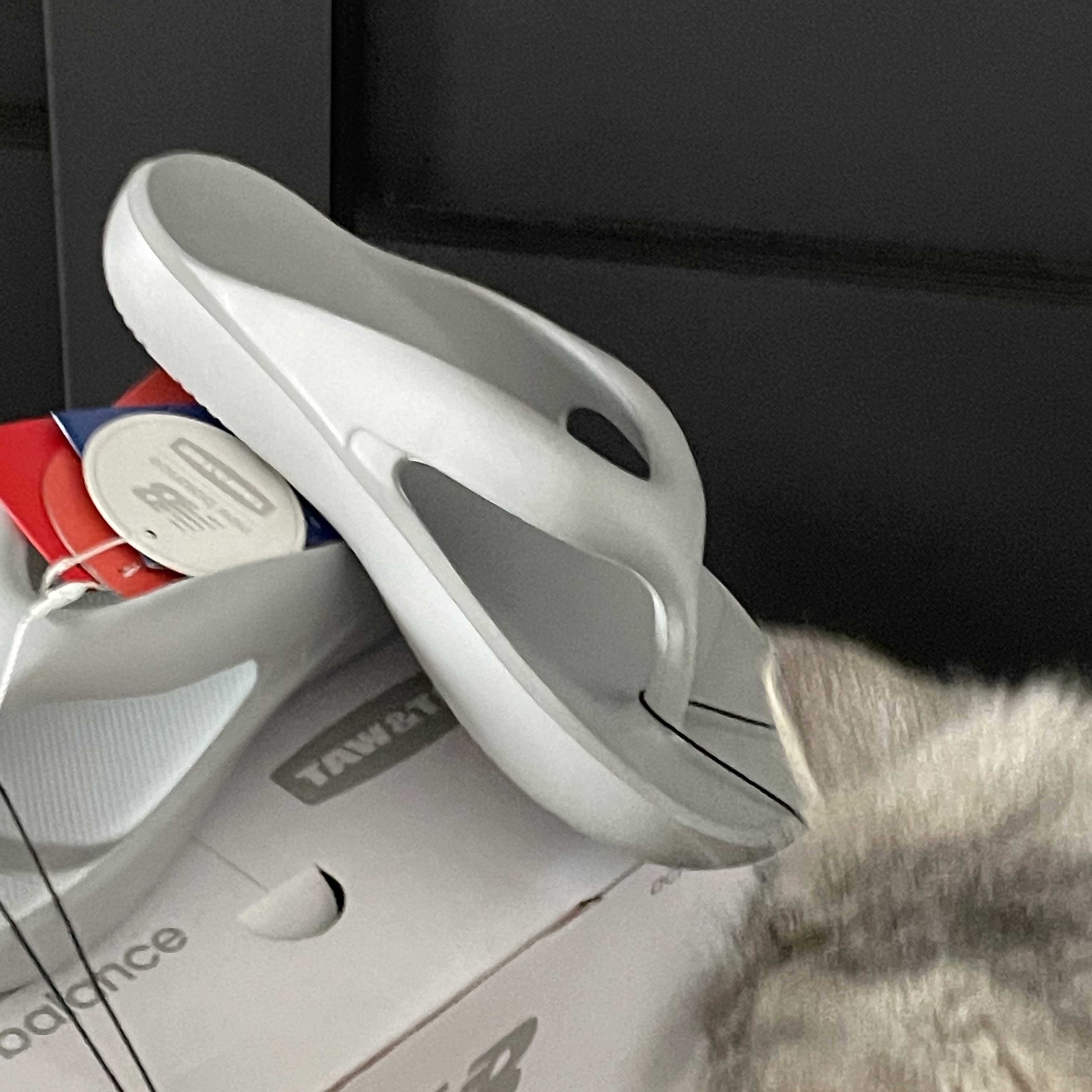 New Balance x Taw&Toe Flip Flop Light Gray 착용 스타일