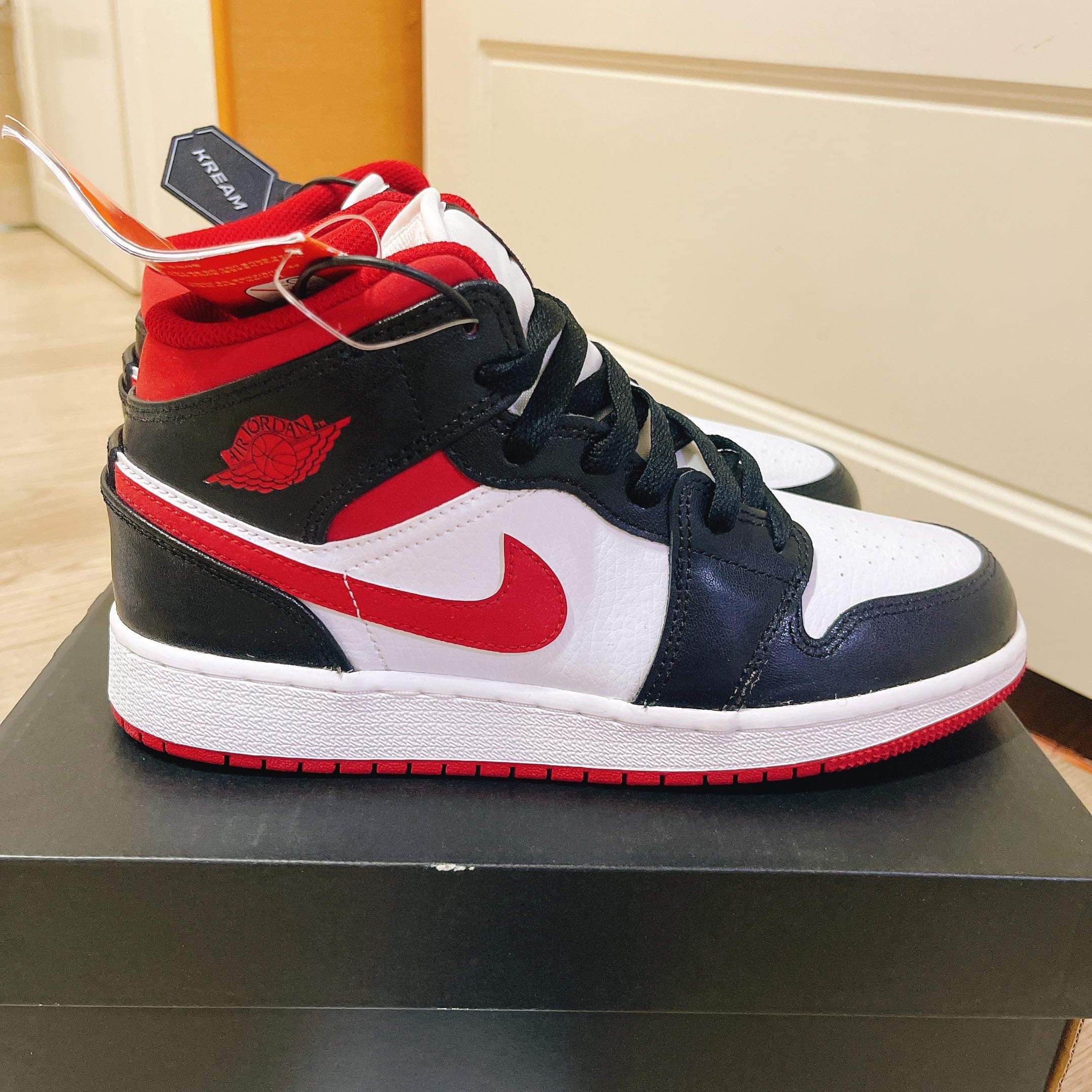 (GS) Jordan 1 Mid Gym Red Black White 착용 스타일 - 3