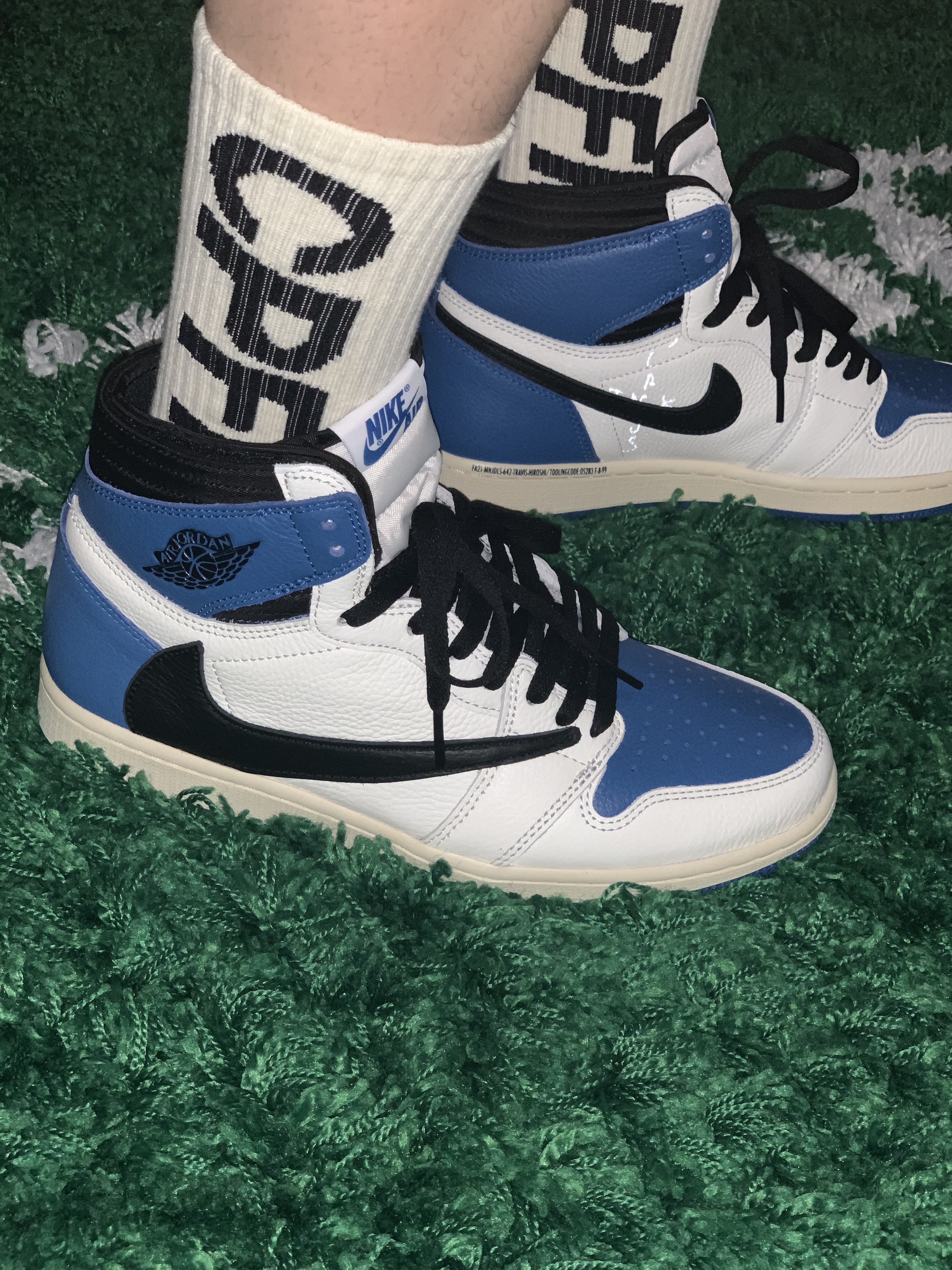 Jordan 1 x Travis Scott x Fragment Retro High OG SP Military Blue, Nike x Matthew M Williams NRG Socks White 착용 스타일 - 3