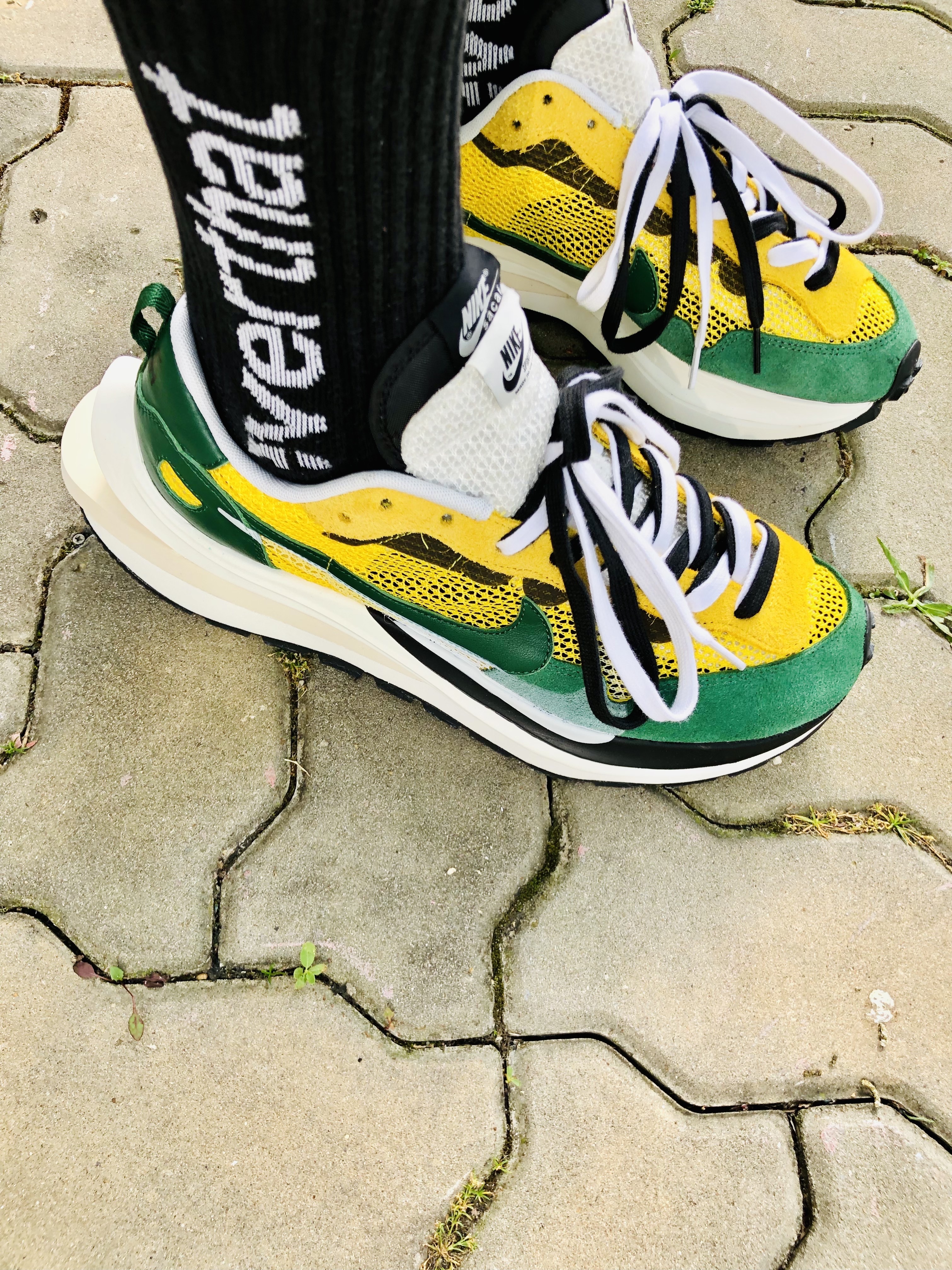 Nike x Sacai VaporWaffle Tour Yellow & Gorge Green Sail 착용 스타일 - 3