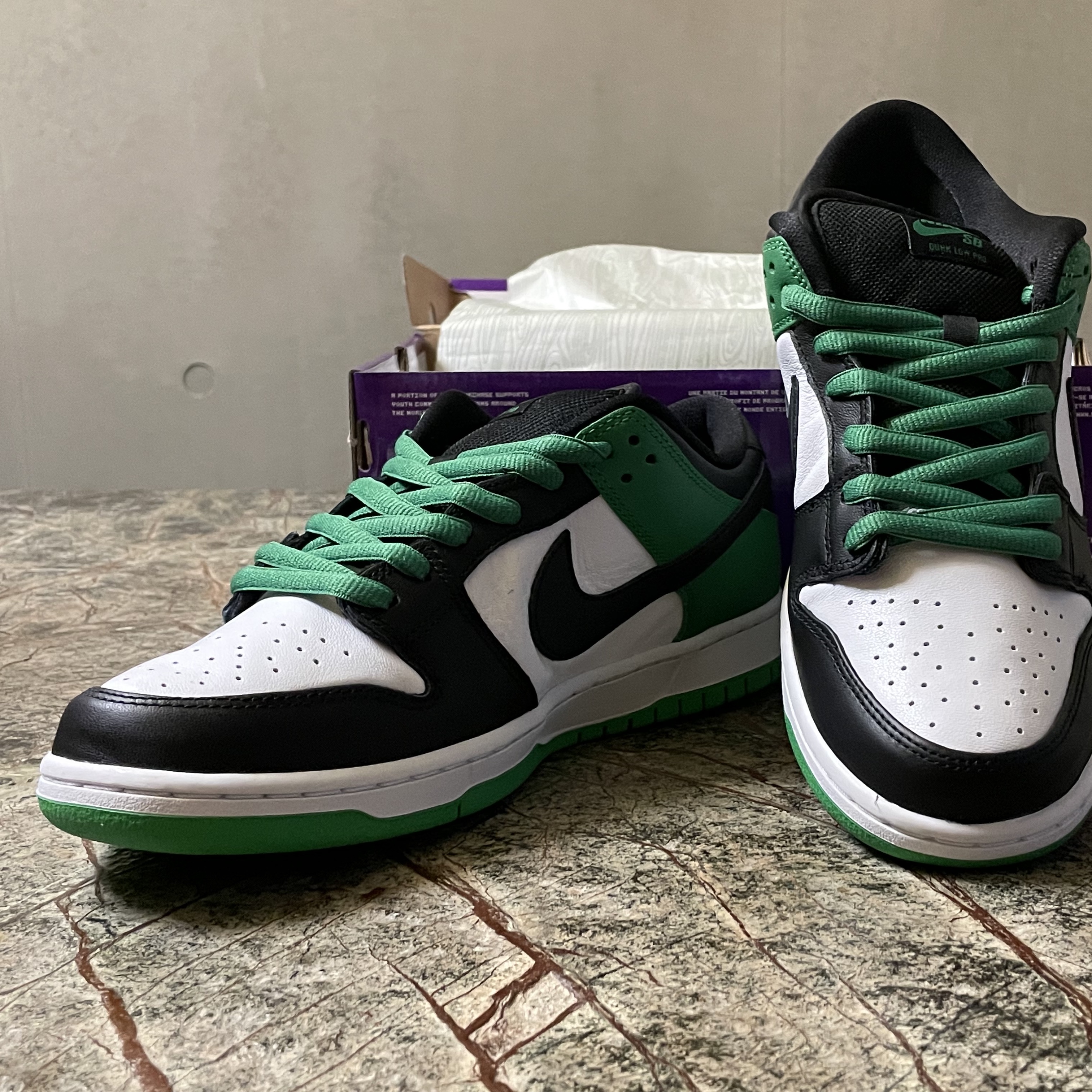 Nike SB Dunk Low Pro Black and Classic Green 착용 스타일 - 1