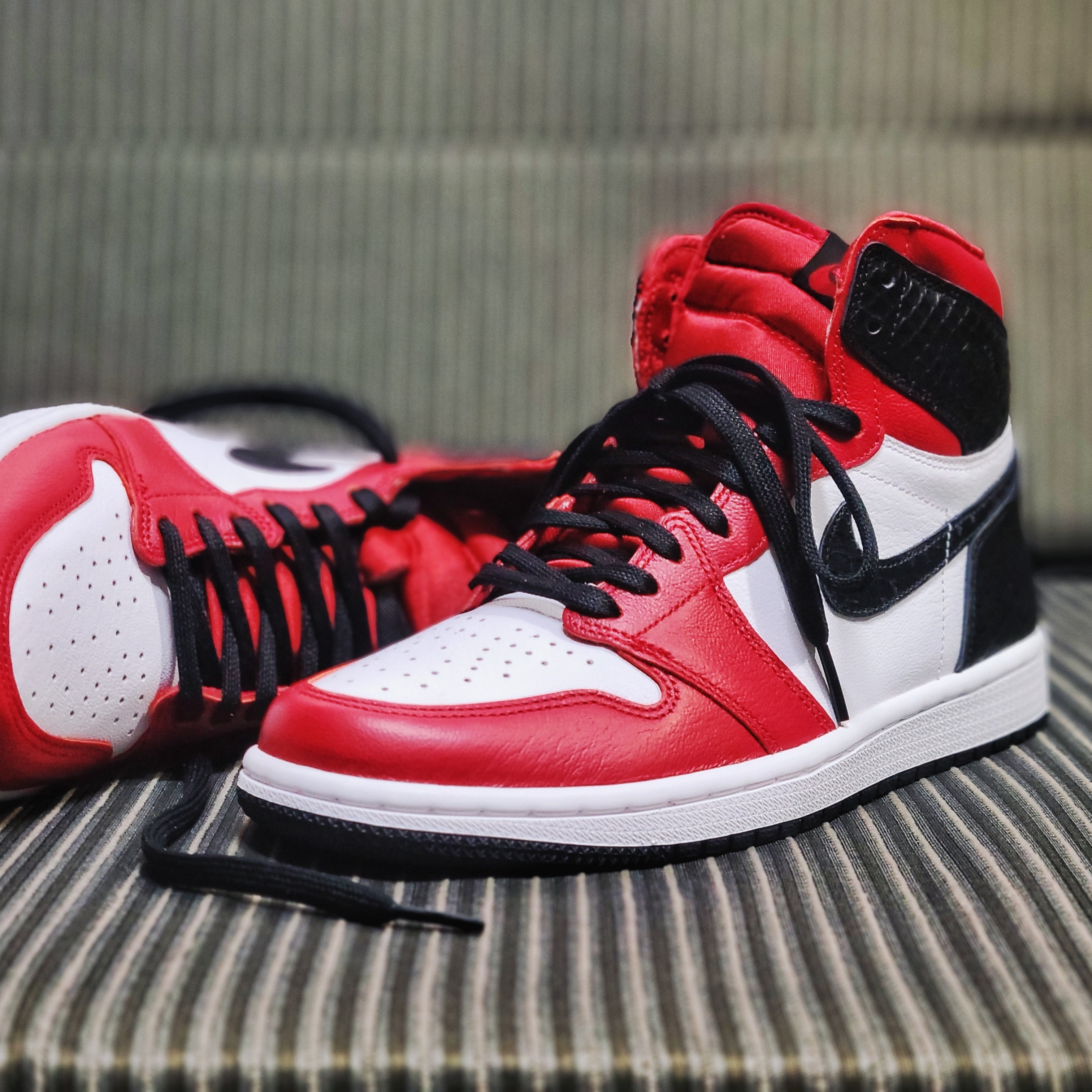 (W) Jordan 1 Retro High Satin Red, Jordan x Fragment Pullover Hoodie Black - Asia 착용 스타일 - 1