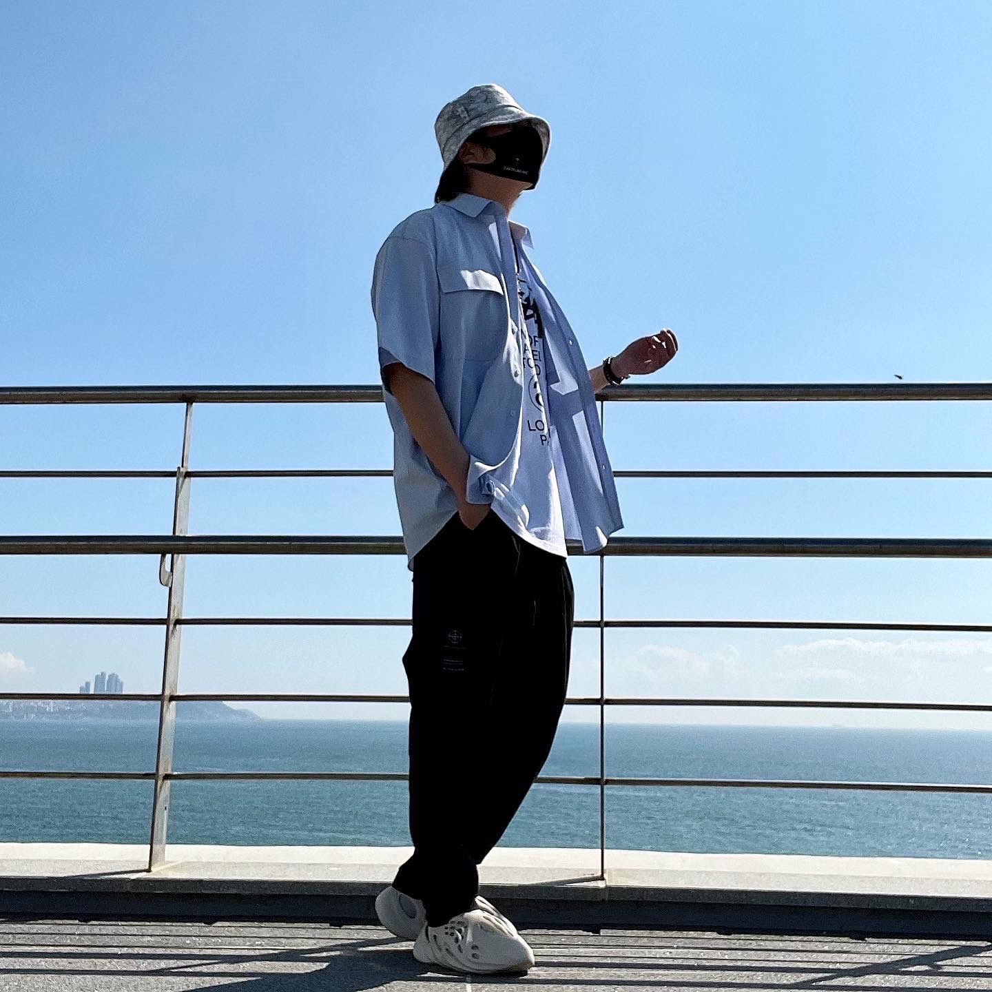 Adidas Yeezy Foam RNNR Sand, Stussy World Tour T-Shirt White 착용 스타일 - 3