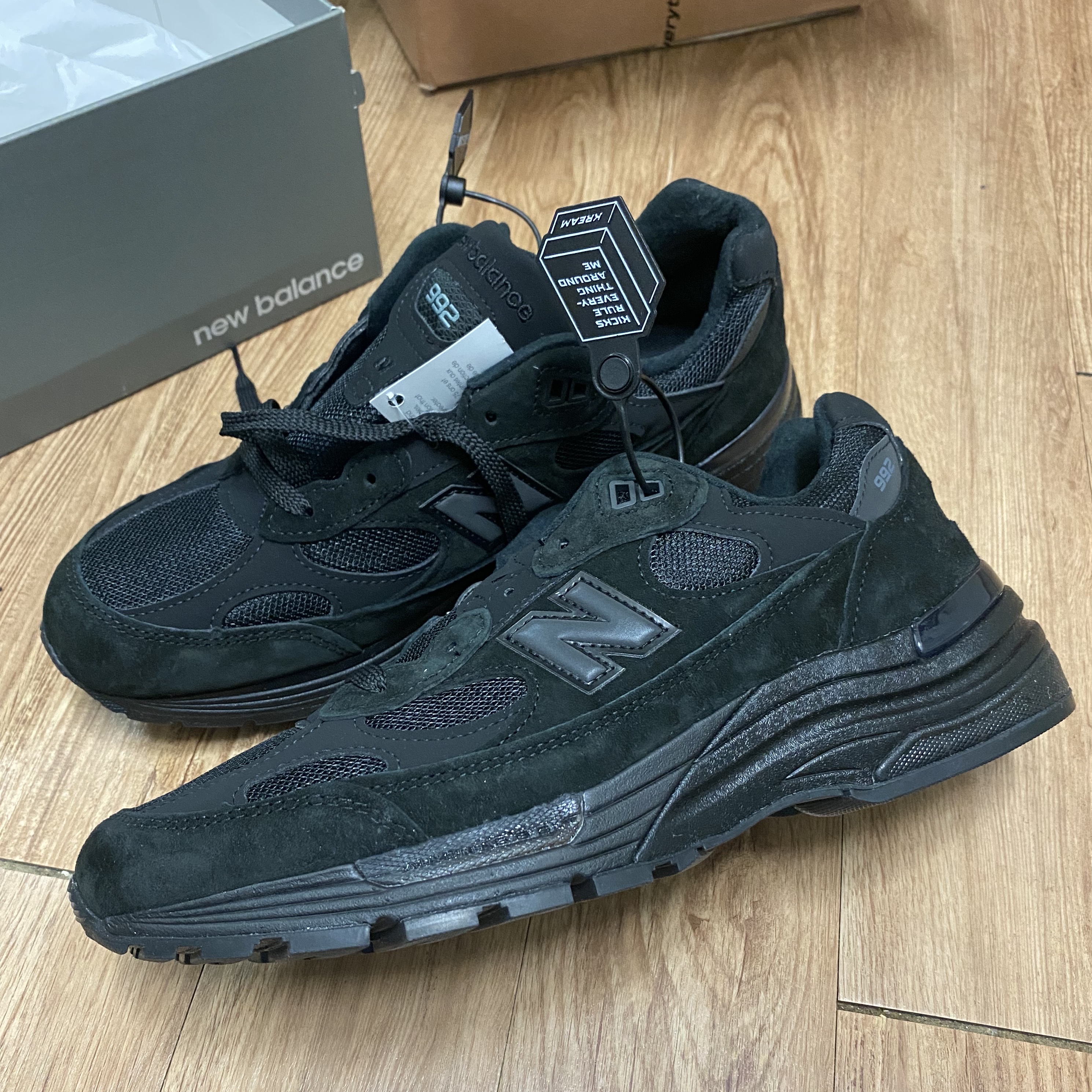 New Balance 992 Made in USA Triple Black 착용 스타일