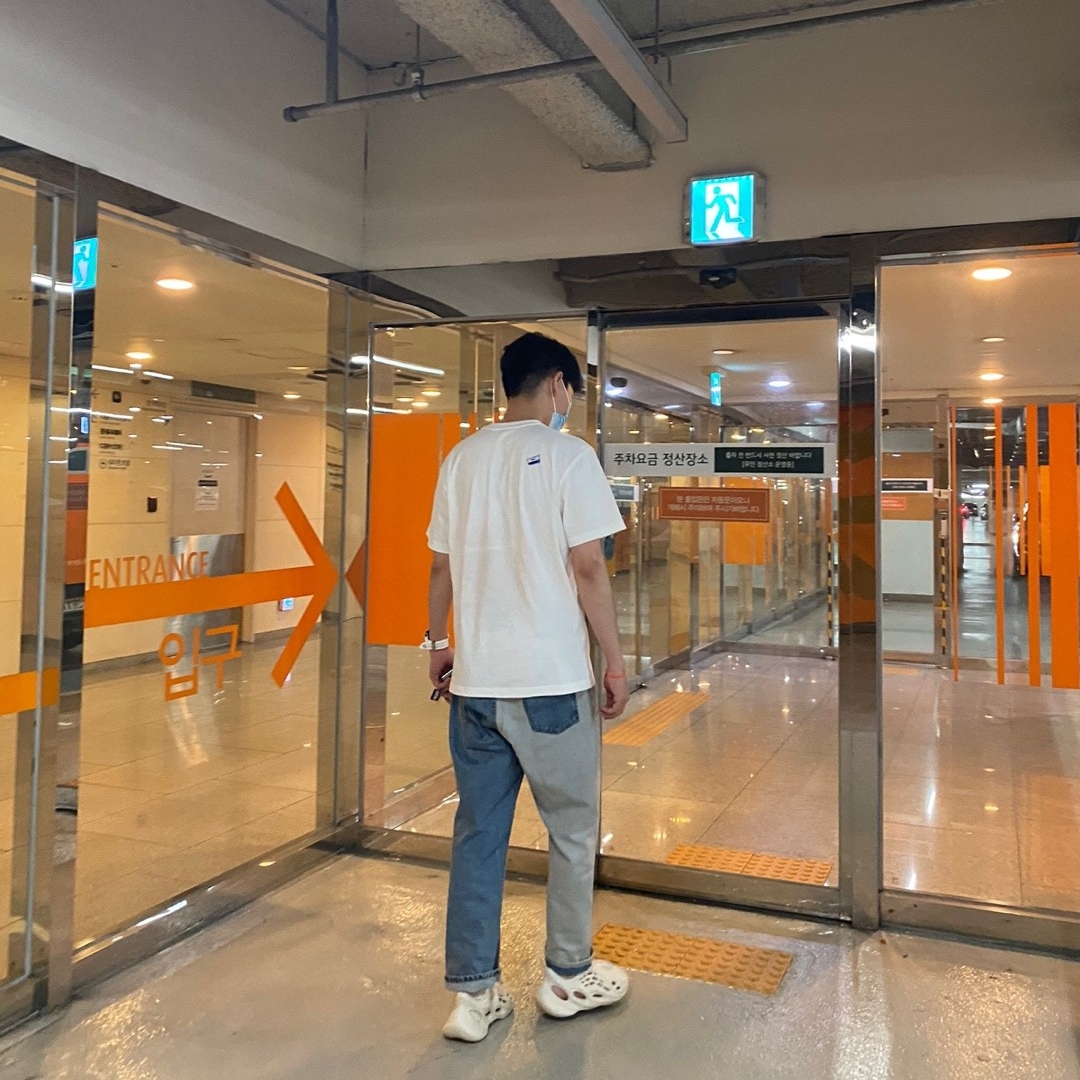 Adidas Yeezy Foam RNNR Sand, Maison Kitsune x Ader Error Fog Fox T-Shirt Off White 착용 스타일 - 2