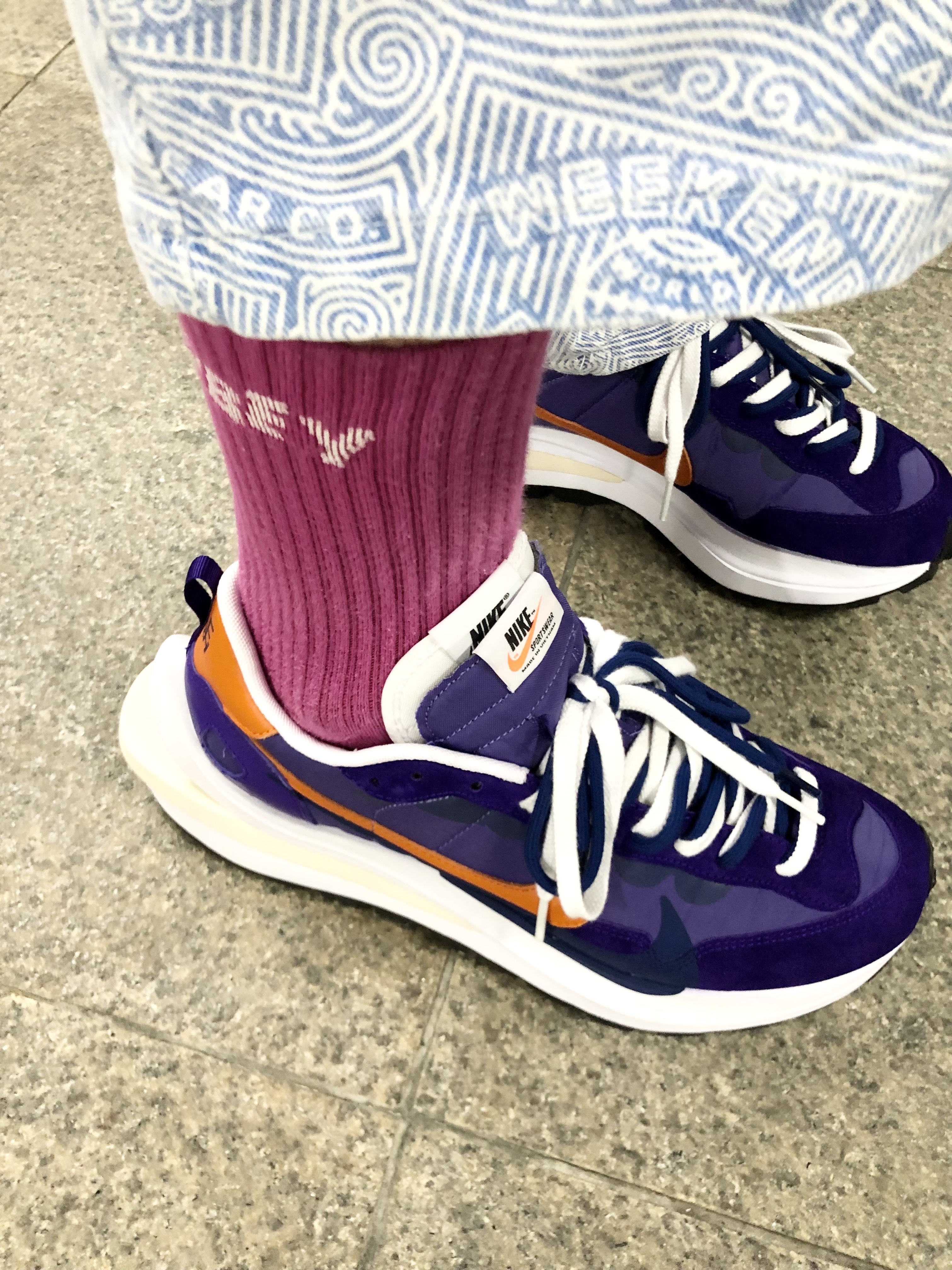 Nike x Sacai VaporWaffle Dark Iris 착용 스타일 - 3