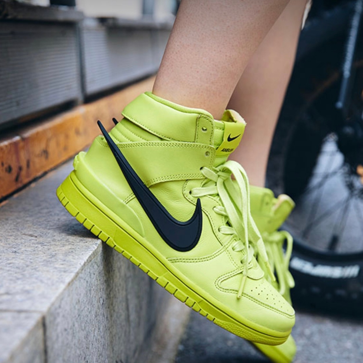 Nike x Ambush Dunk High Flash Lime 착용 스타일 - 3