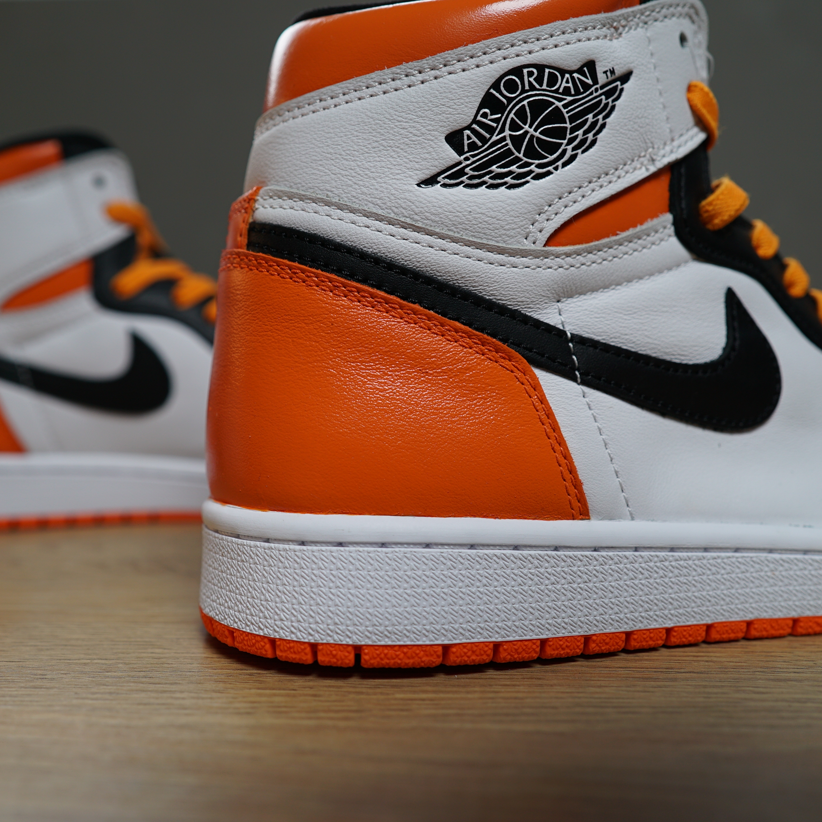 Jordan 1 Retro High OG Electro Orange 착용 스타일 - 4