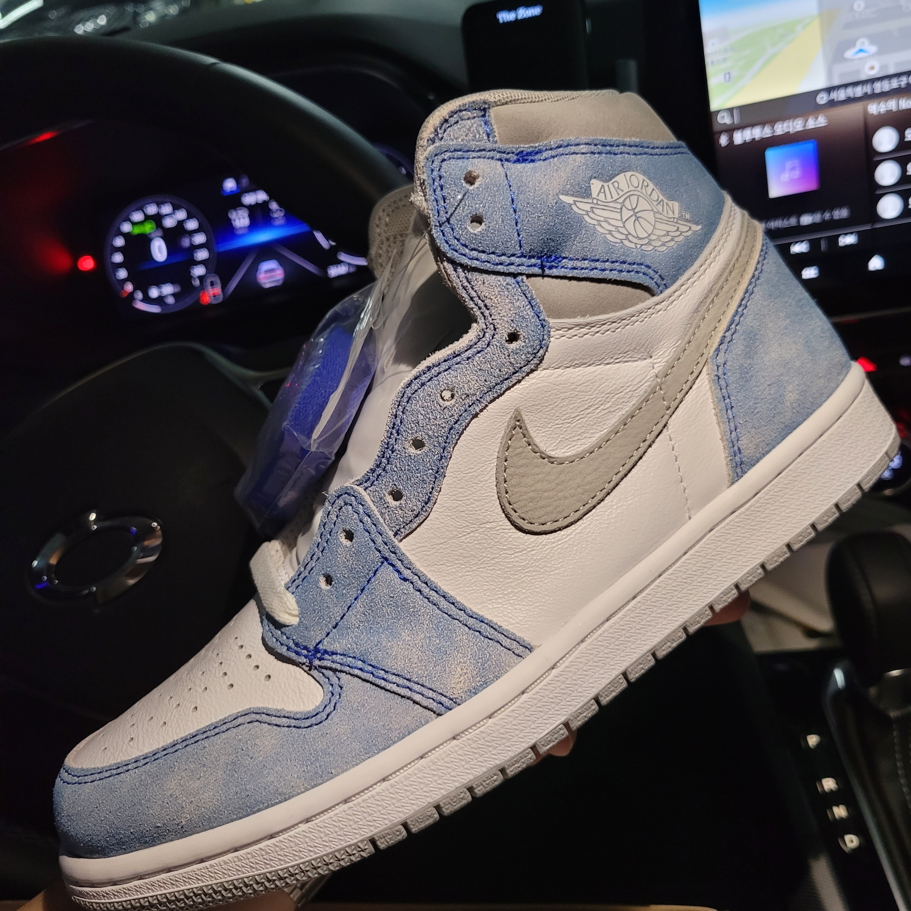 Jordan 1 Retro High OG Hyper Royal 착용 스타일 - 1
