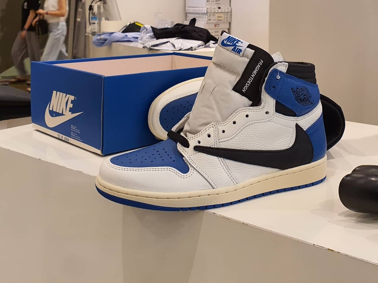 Jordan 1 x Travis Scott x Fragment Retro High OG SP Military Blue 착용 스타일 - 1
