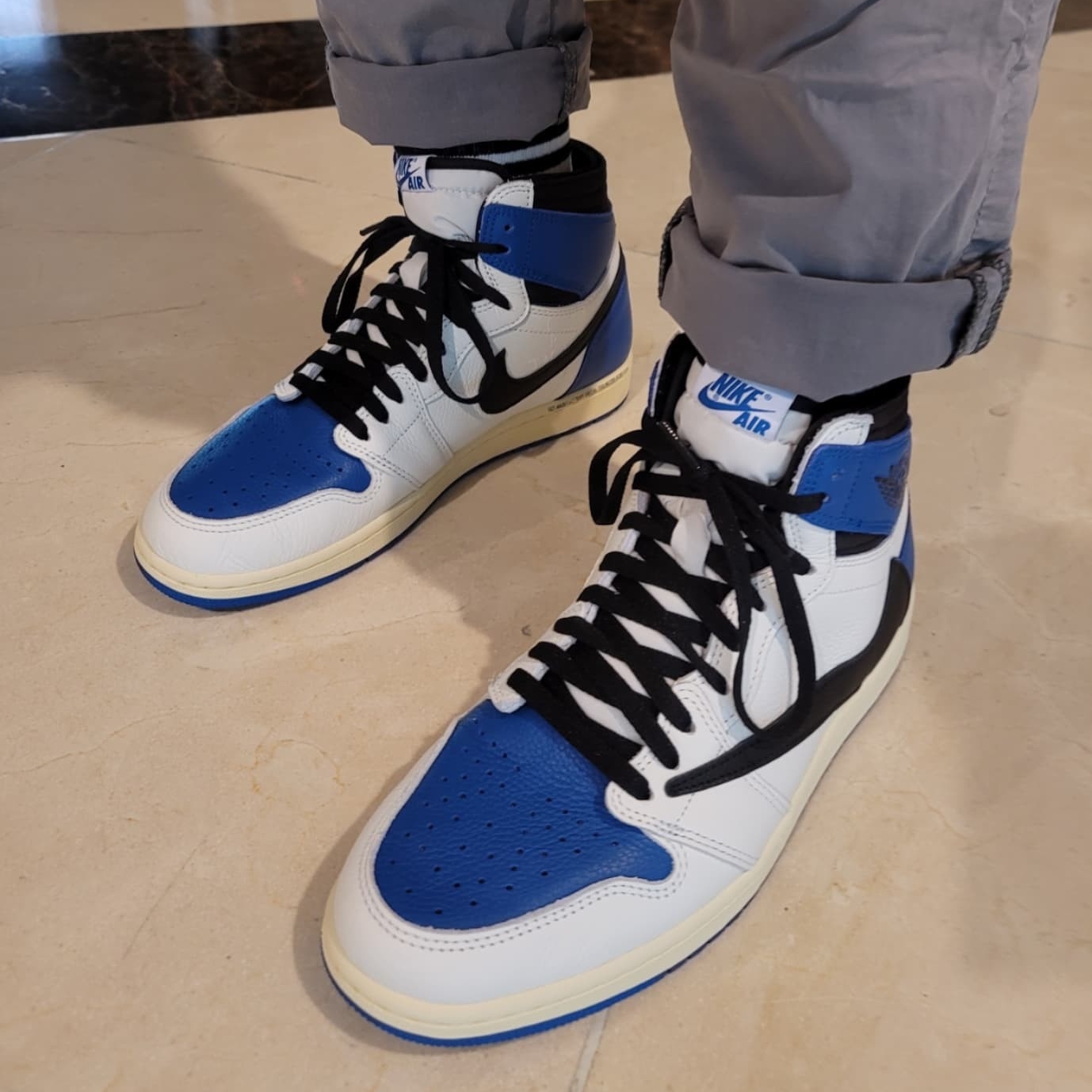 Jordan 1 x Travis Scott x Fragment Retro High OG SP Military Blue 착용 스타일 - 1