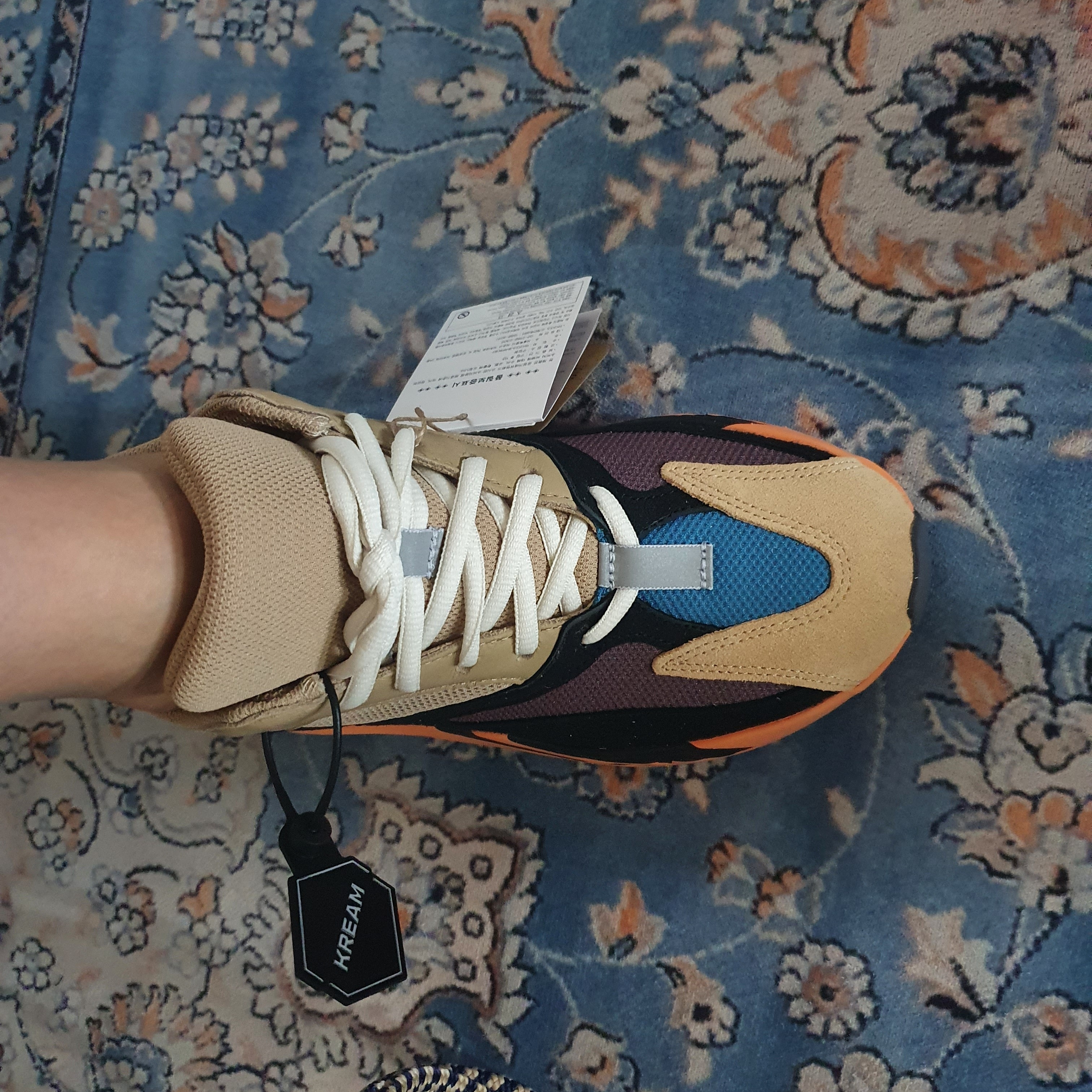 Adidas Yeezy Boost 700 Enflame Amber 착용 스타일 - 1