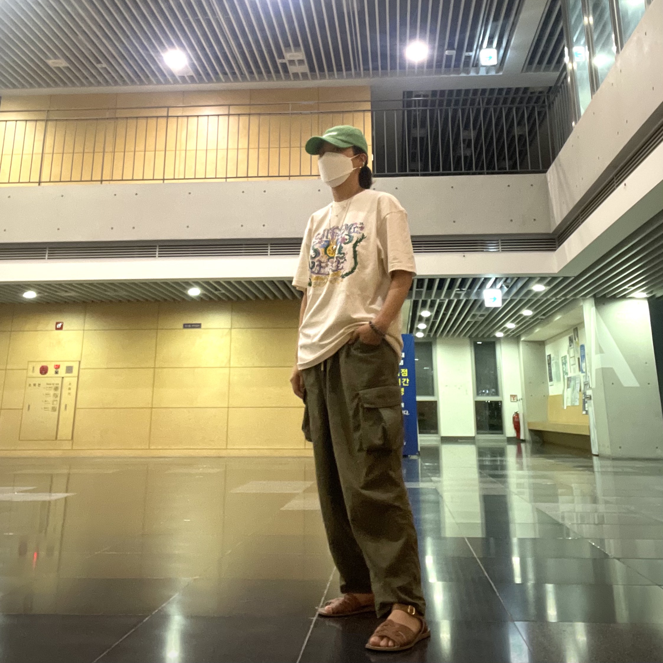 Supreme String Camp Cap Green - 21SS, Supreme Crest T-Shirt Natural - 21SS 착용 스타일