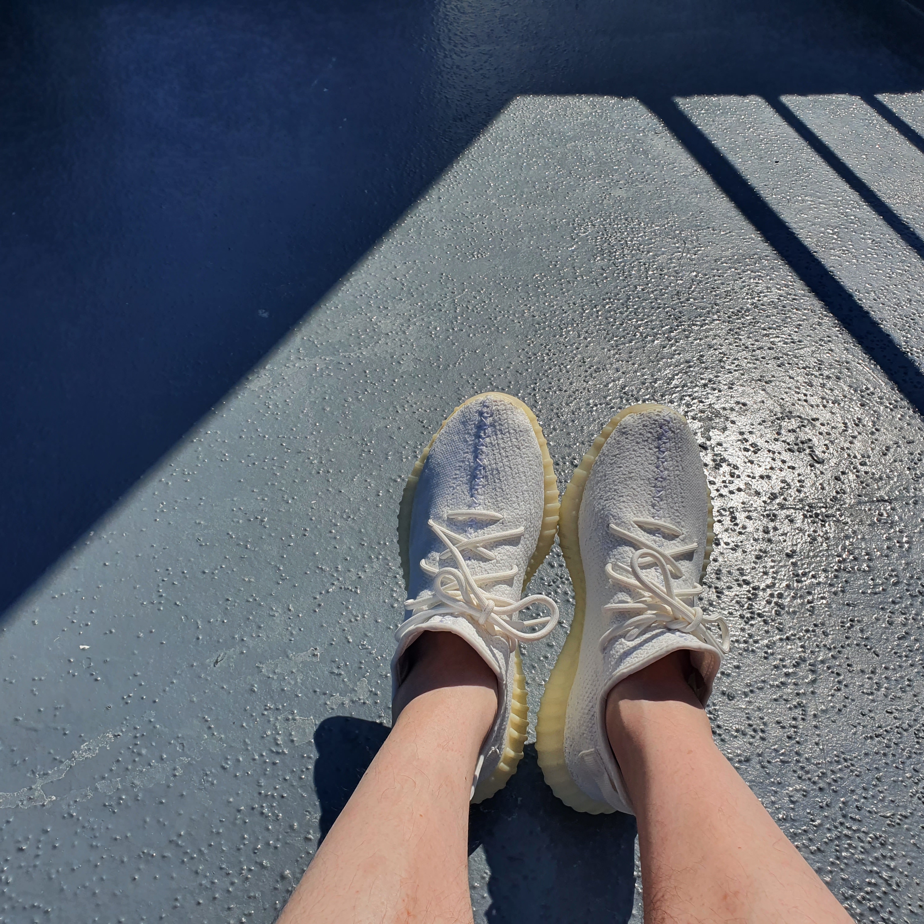 Adidas Yeezy Boost 350 V2 Cream/Triple White 착용 스타일 - 2