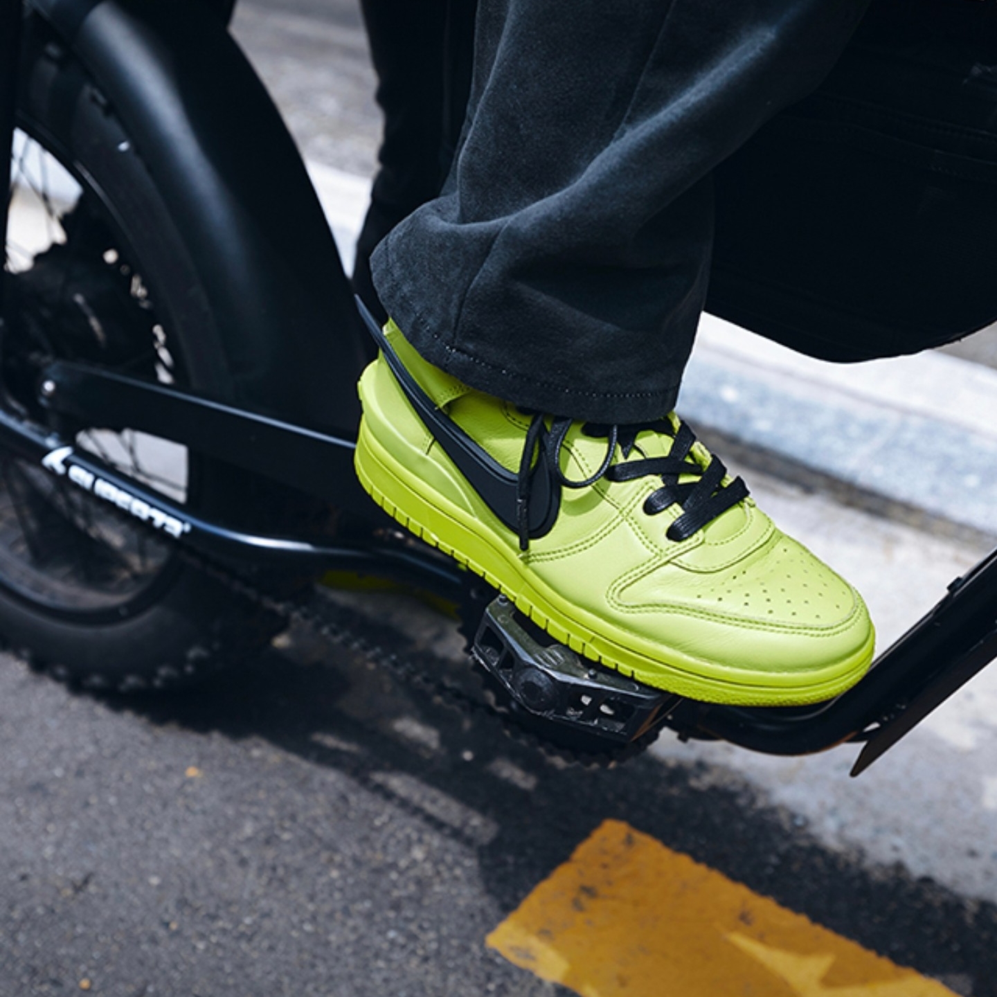 Nike x Ambush Dunk High Flash Lime 착용 스타일 - 2