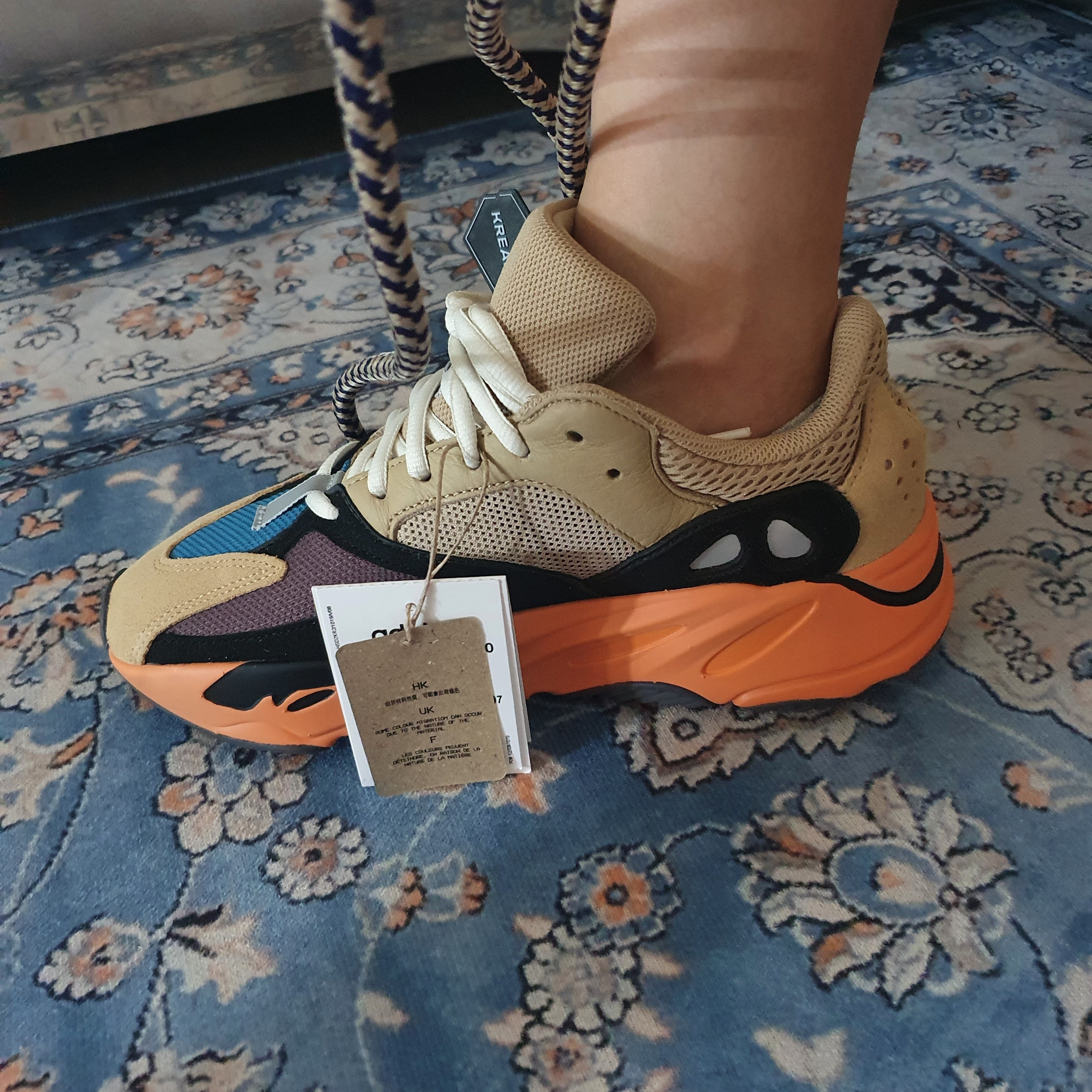 Adidas Yeezy Boost 700 Enflame Amber 착용 스타일 - 2