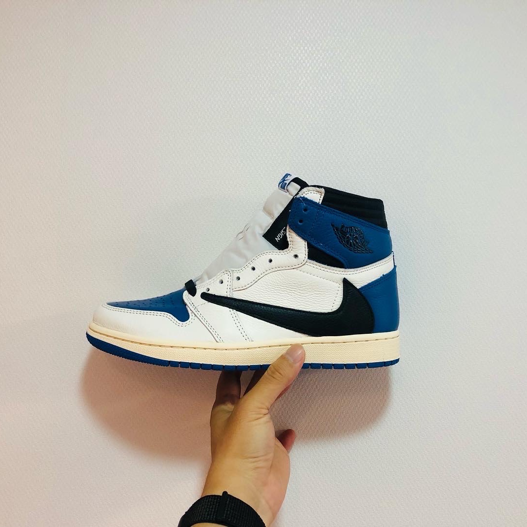 Jordan 1 x Travis Scott x Fragment Retro High OG SP Military Blue 착용 스타일