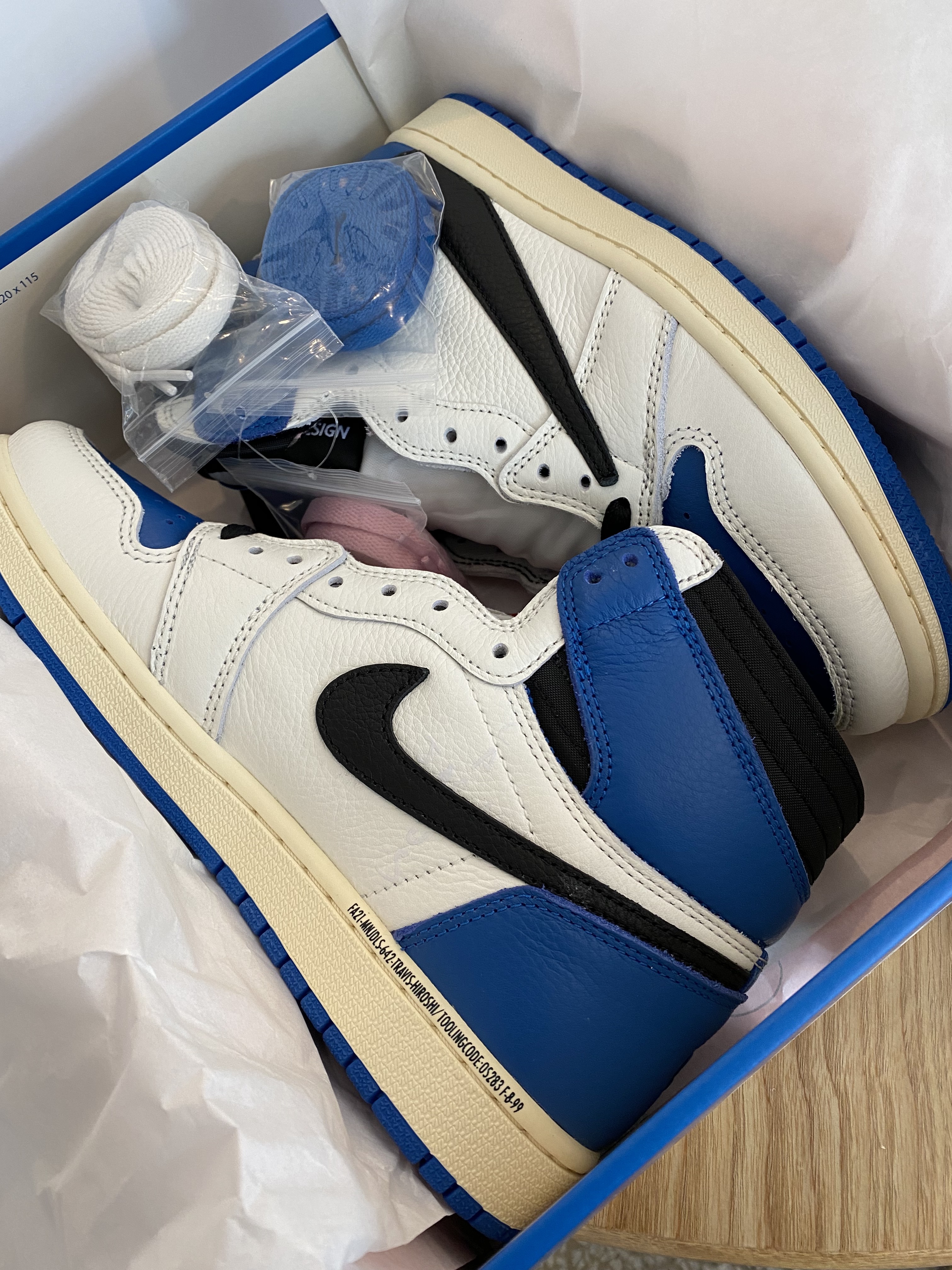 Jordan 1 x Travis Scott x Fragment Retro High OG SP Military Blue 착용 스타일 - 3