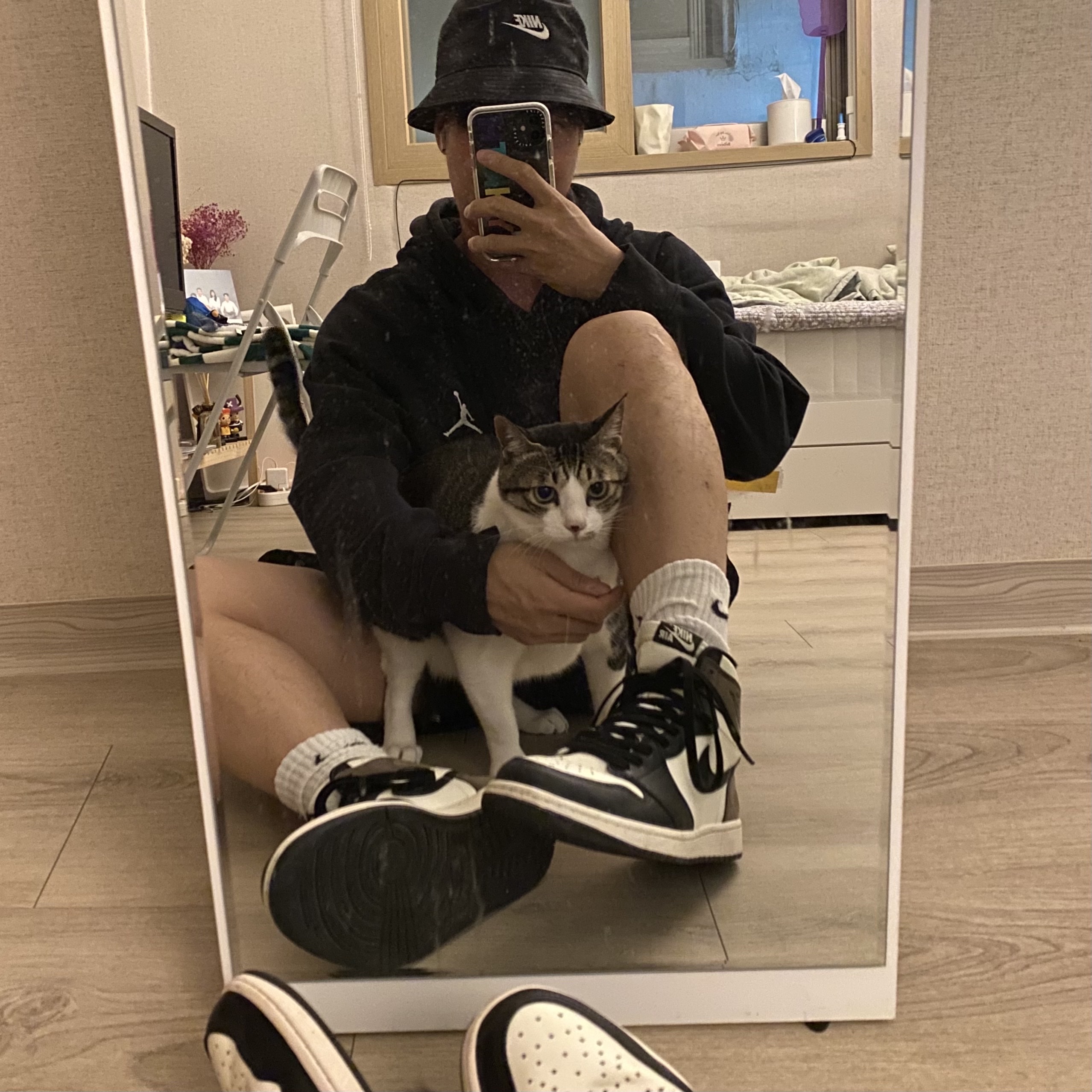 Jordan 1 Retro High OG Black Mocha, IAB Studio Woven Shorts Black 착용 스타일 - 2