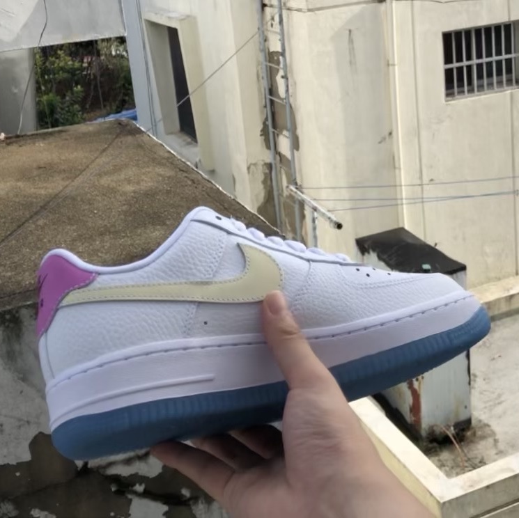 (W) Nike Air Force 1 '07 LX White University Blue 착용 스타일 - 2