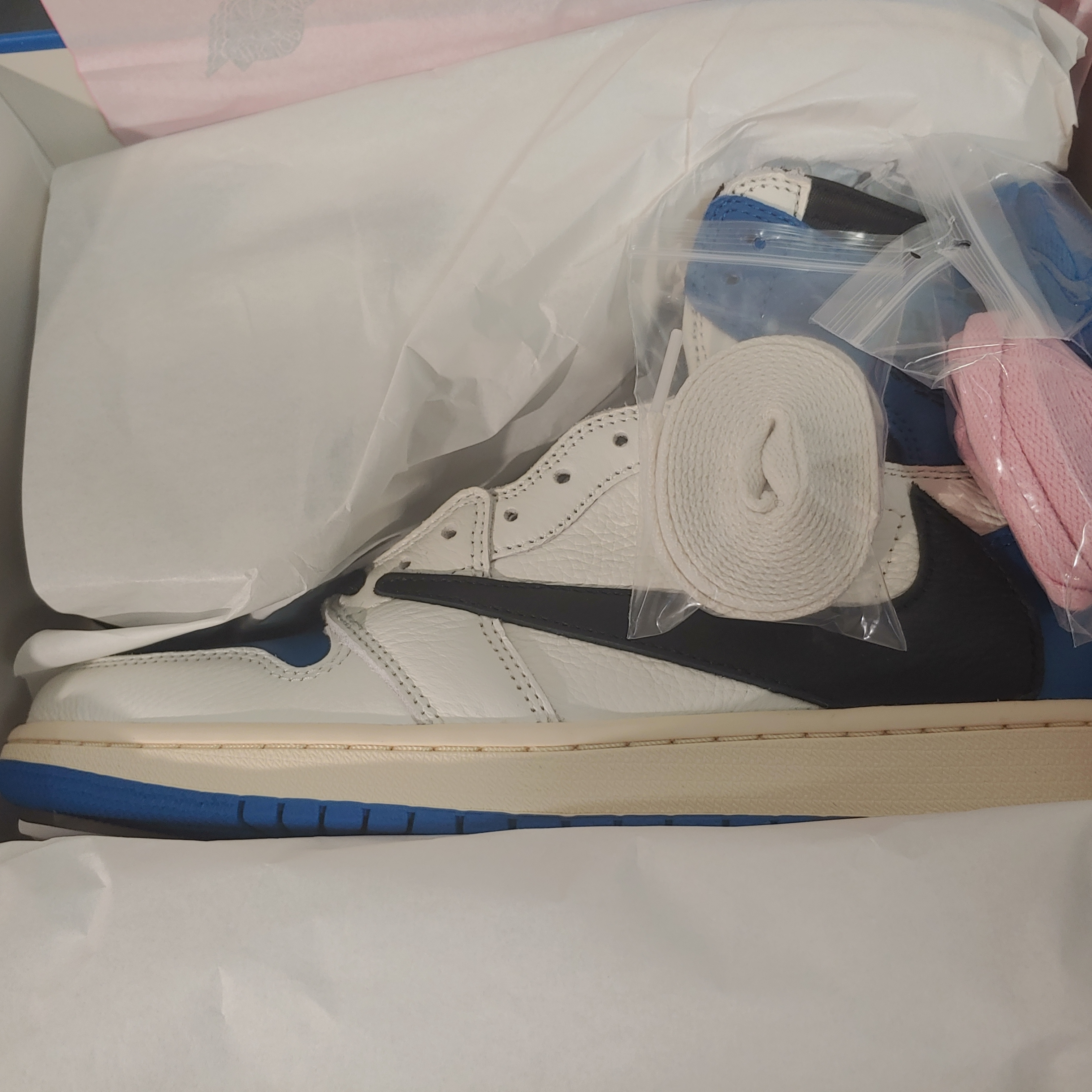Jordan 1 x Travis Scott x Fragment Retro High OG SP Military Blue 착용 스타일 - 3