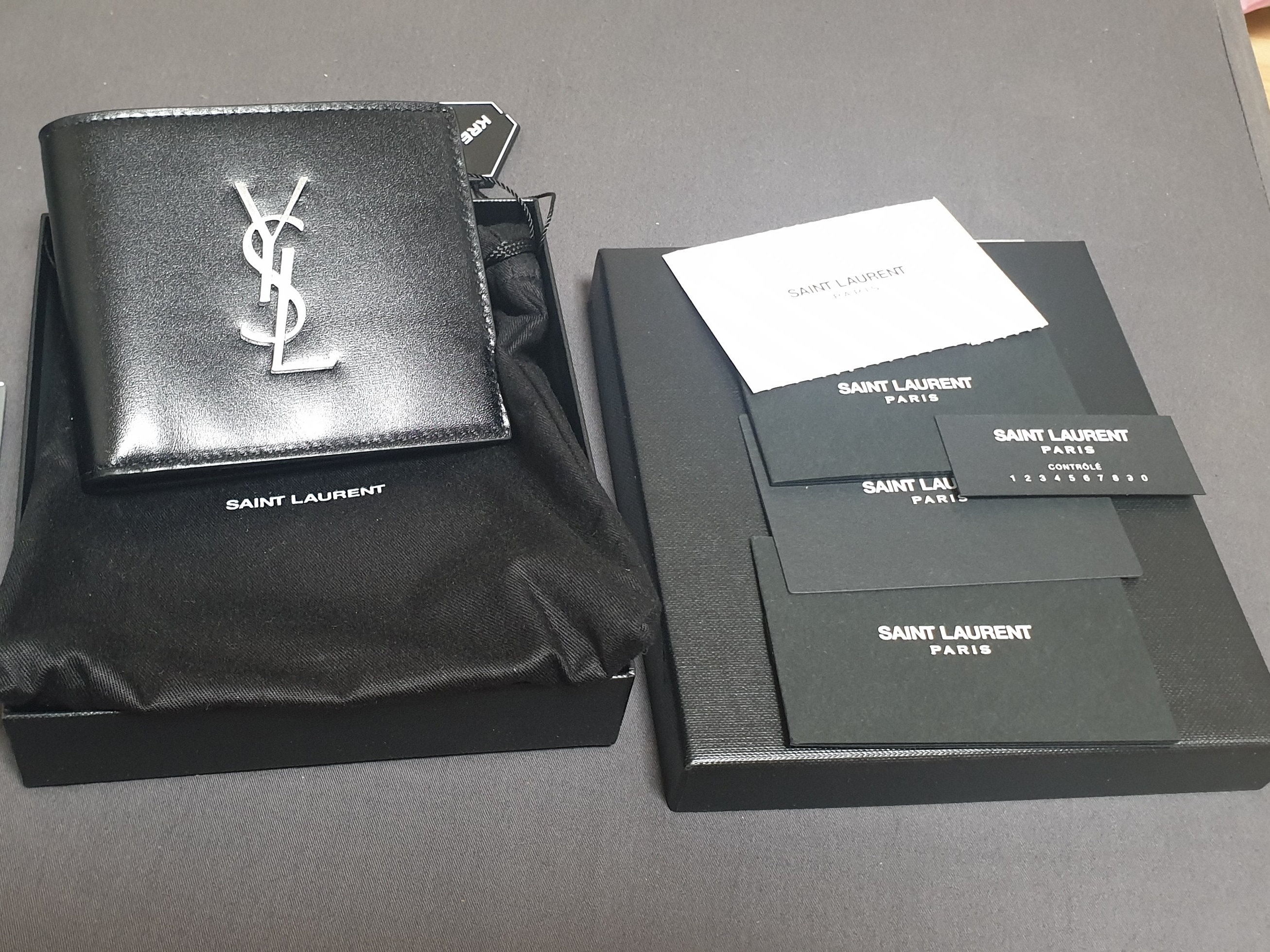 Saint Laurent East/West Wallet in Smooth Leather Black 착용 스타일