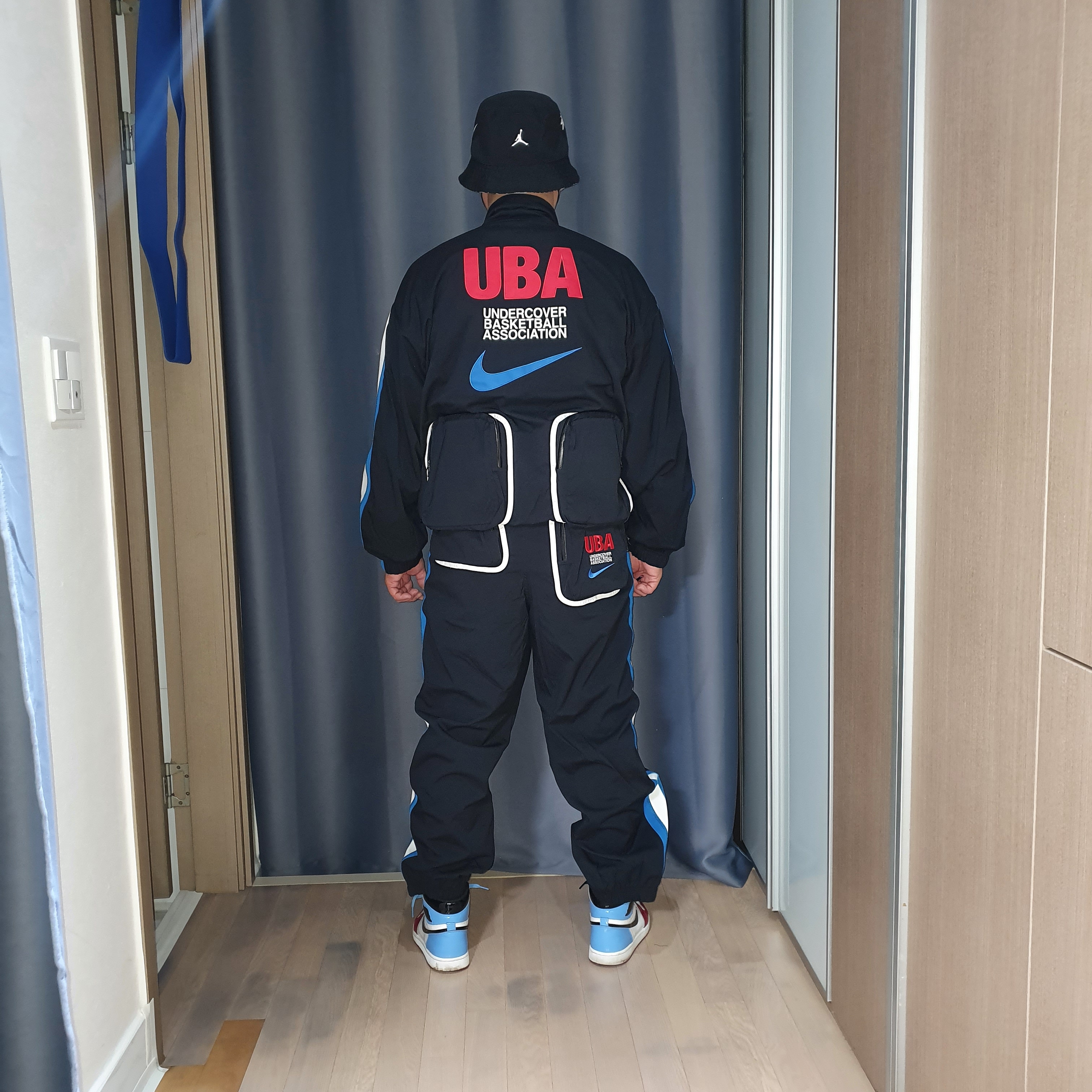 Nike x Undercover NRG Track Suit Black - Asia, Jordan Zion Reversible Bucket Hat Black 착용 스타일 - 1