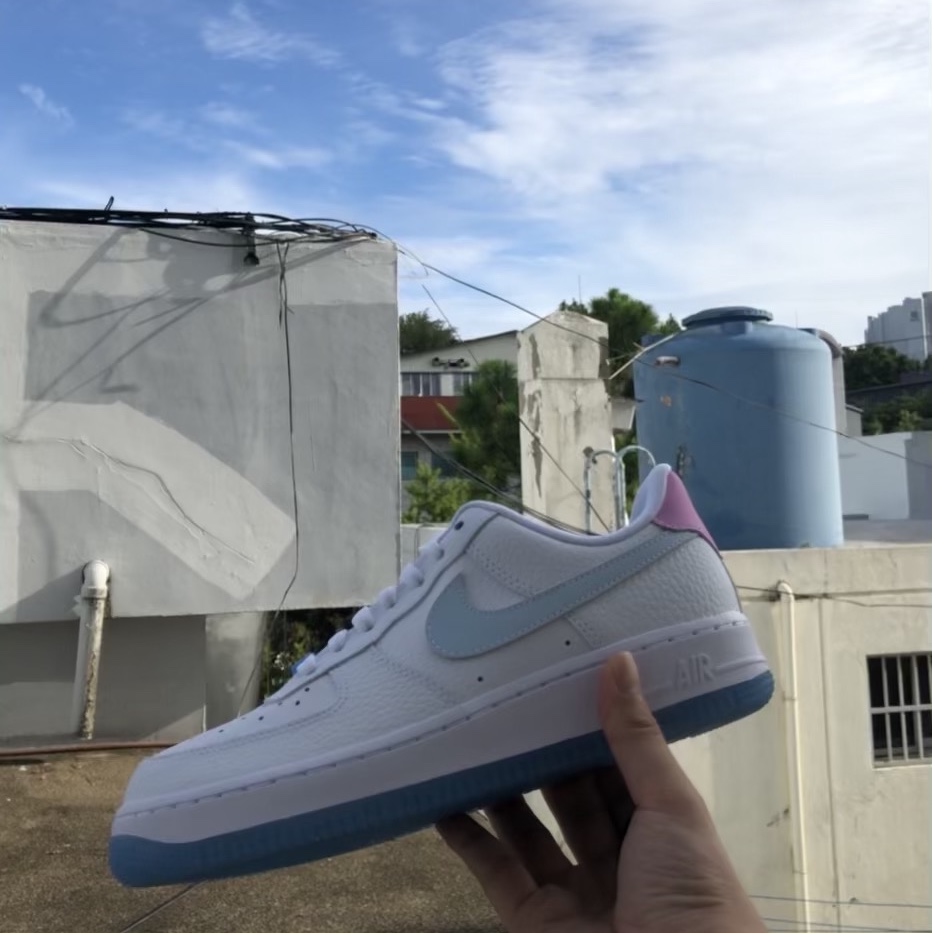 (W) Nike Air Force 1 '07 LX White University Blue 착용 스타일 - 3