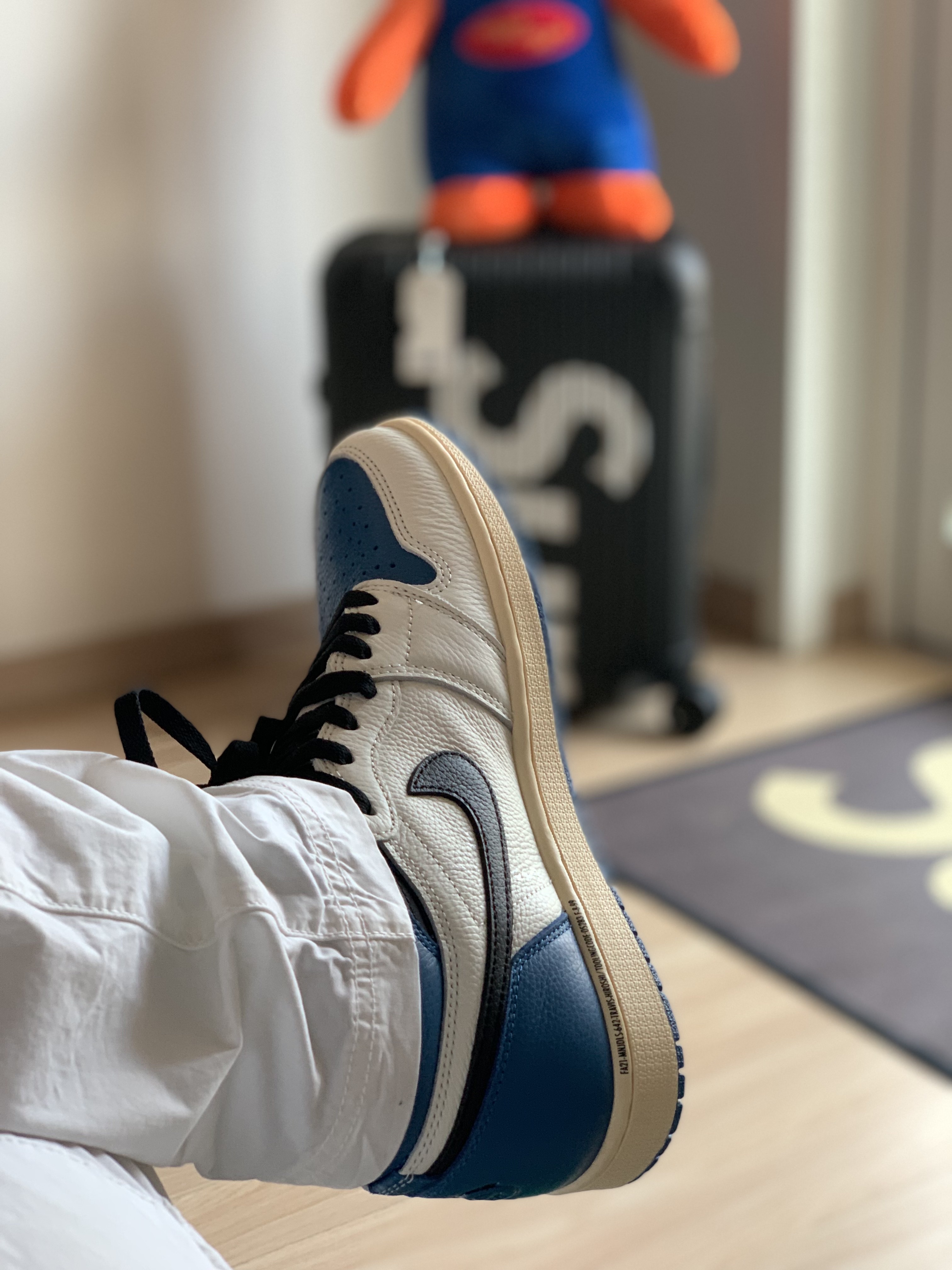 Jordan 1 x Travis Scott x Fragment Retro High OG SP Military Blue 착용 스타일 - 1