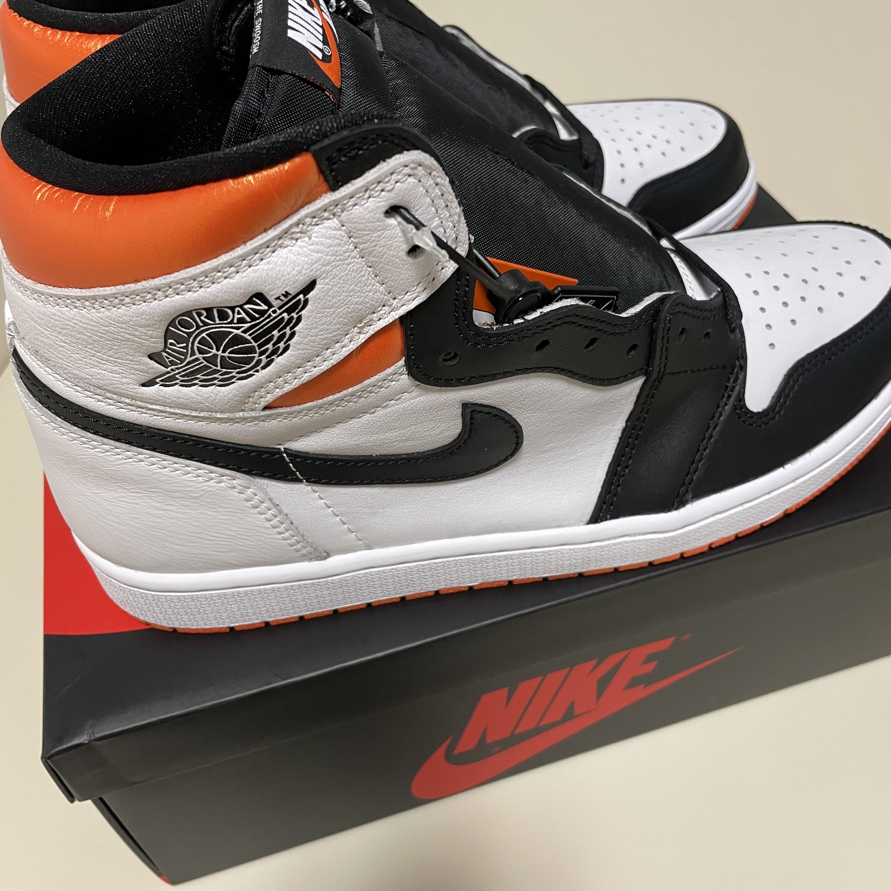 Jordan 1 Retro High OG Electro Orange 착용 스타일 - 2