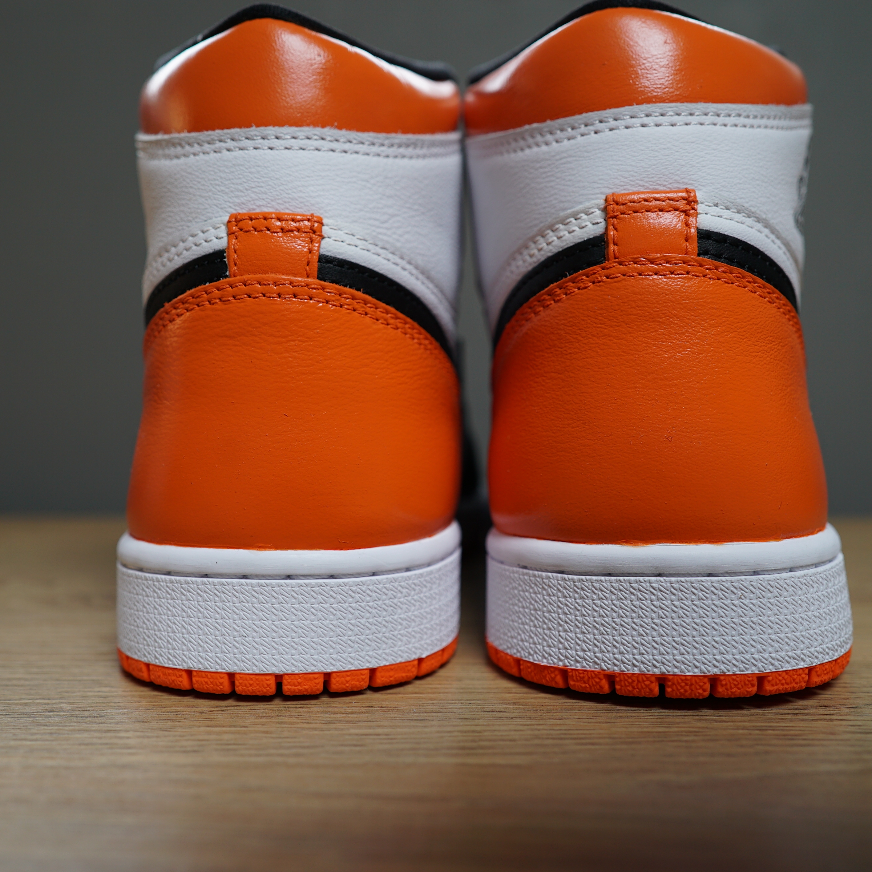 Jordan 1 Retro High OG Electro Orange 착용 스타일 - 3