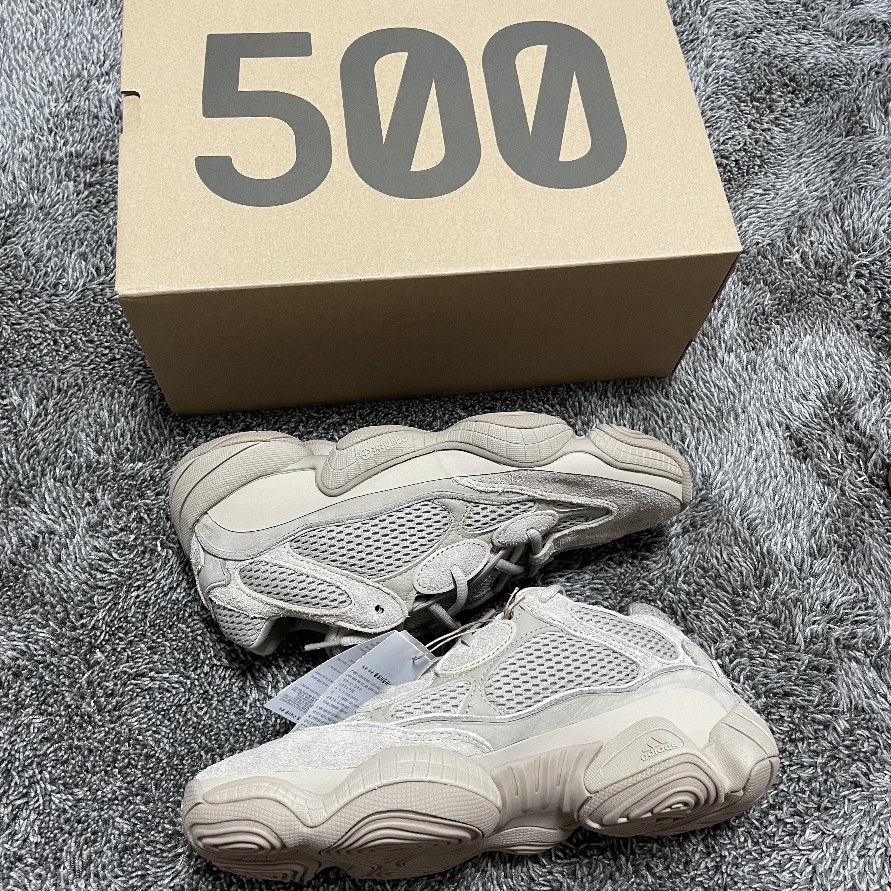 Adidas Yeezy 500 Taupe Light 착용 스타일 - 1