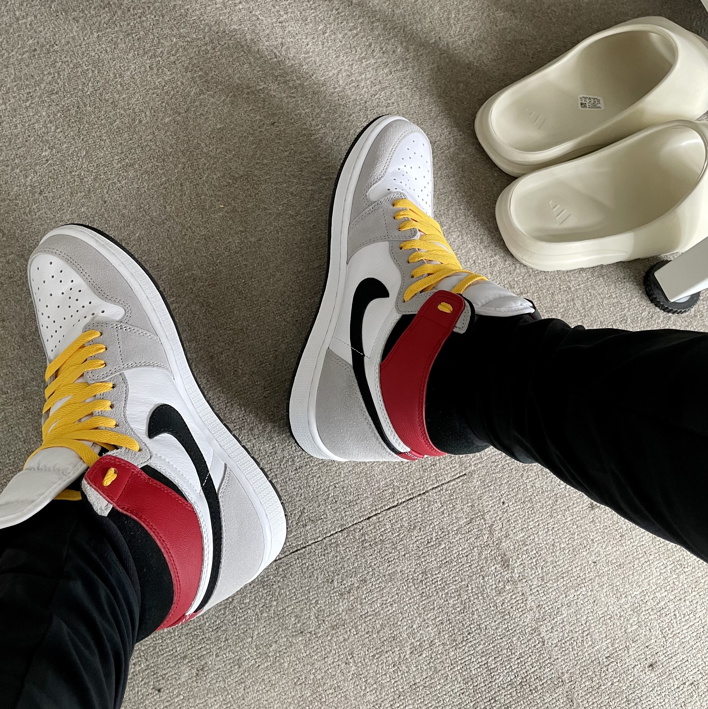 Jordan 1 Retro High OG Light Smoke Grey, Adidas Yeezy Slide Bone 착용 스타일
