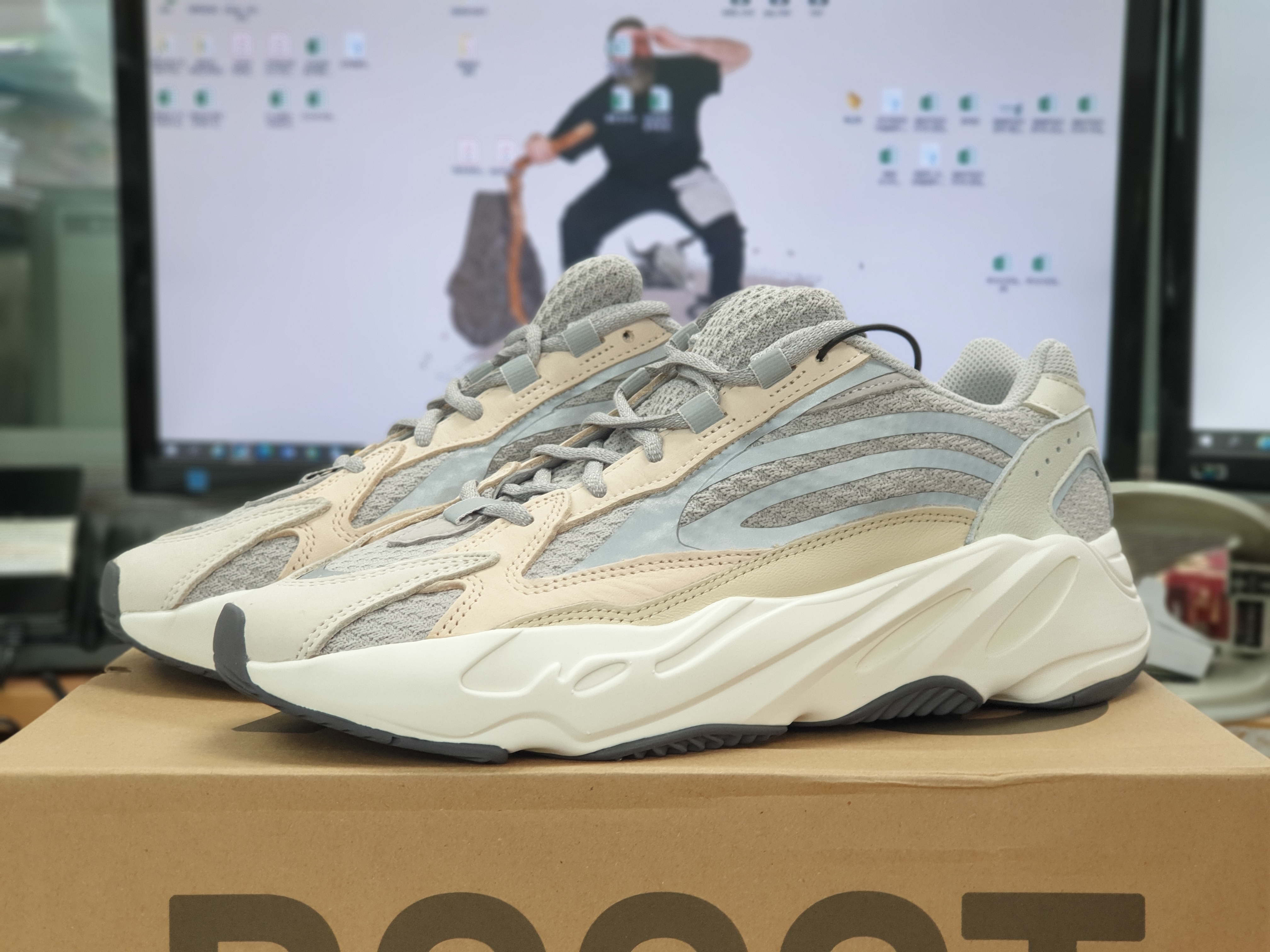 Adidas Yeezy Boost 700 V2 Cream 착용 스타일