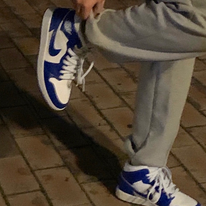 (W) Jordan 1 Mid White Hyper Royal 착용 스타일 - 1