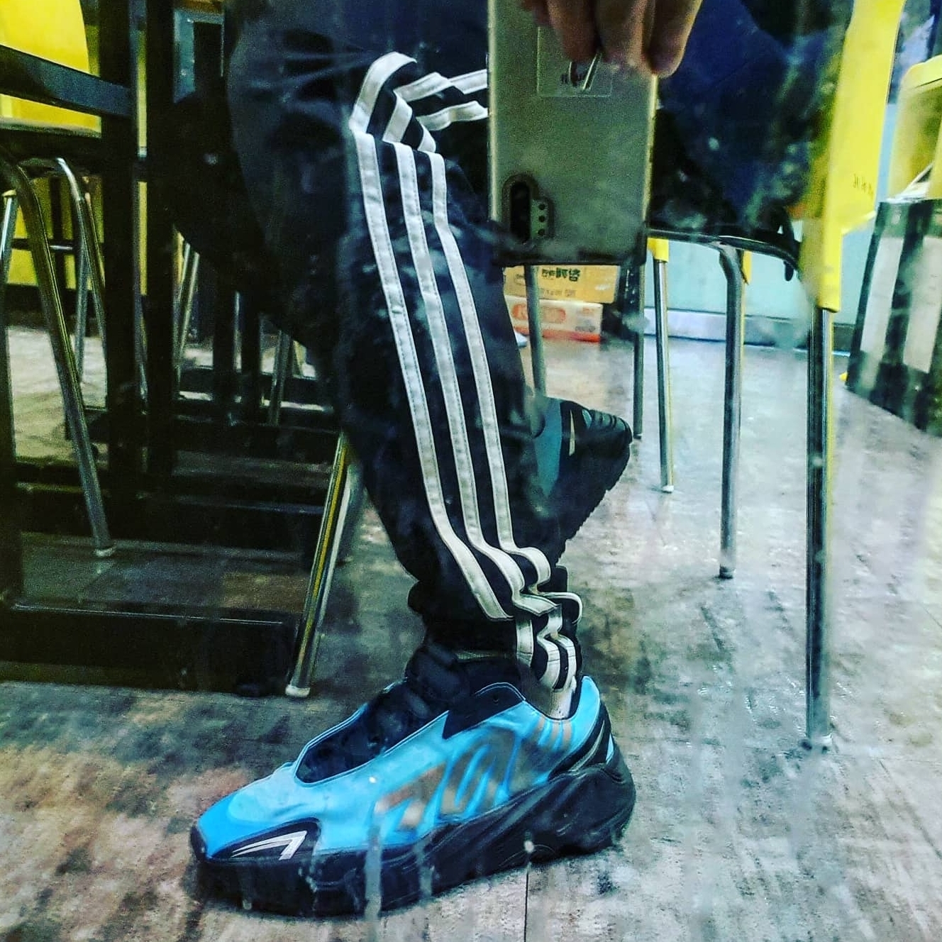 Adidas Yeezy Boost 700 MNVN Bright Cyan 착용 스타일