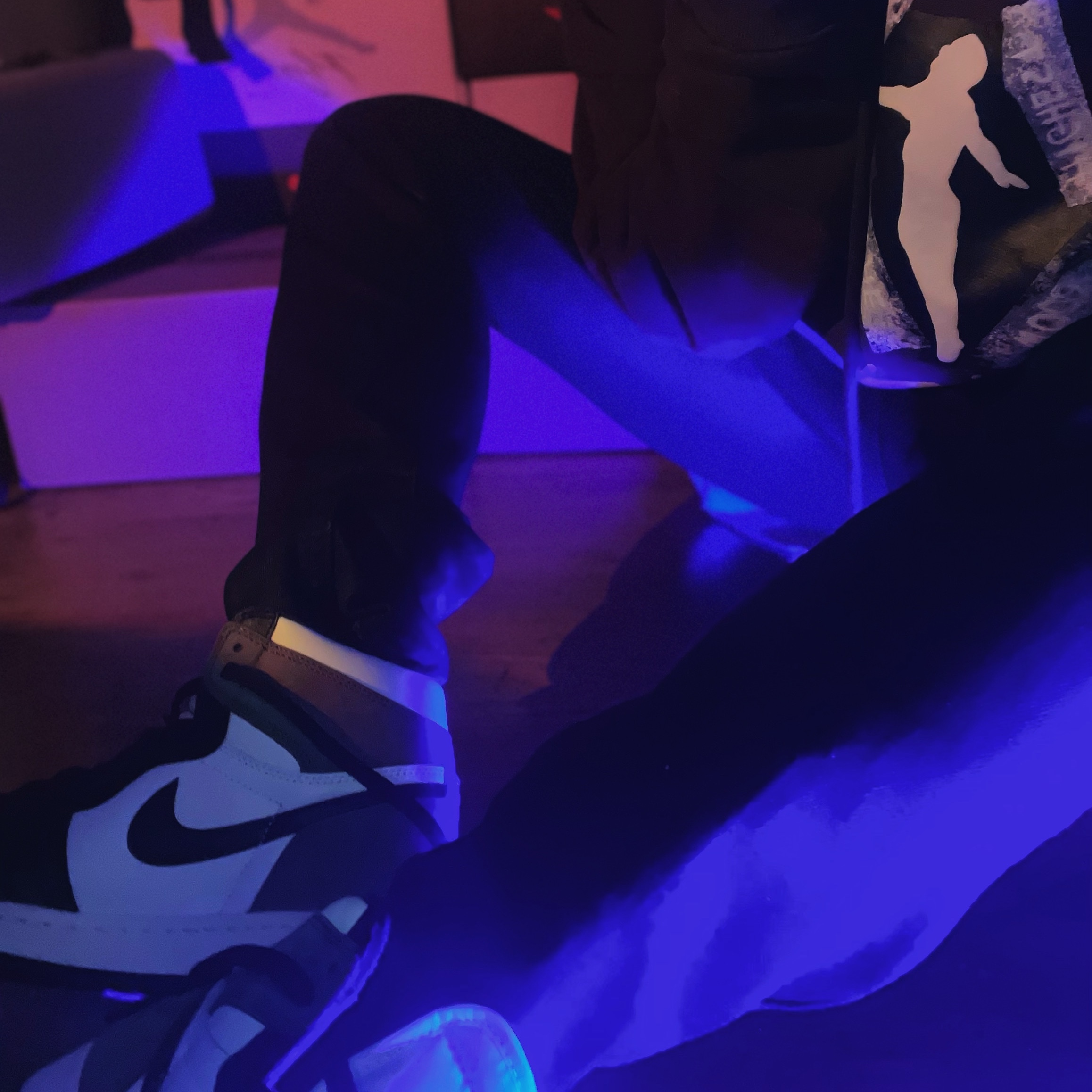 Jordan 1 Retro High OG Black Mocha, Jordan 4 Retro University Blue 착용 스타일