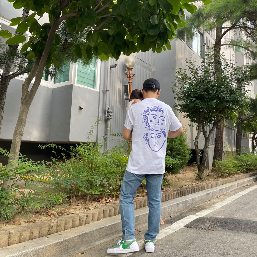 Nike x Sacai Blazer Low Classic Green, Stussy Sound of Summer T-Shirt White 착용 스타일 - 2