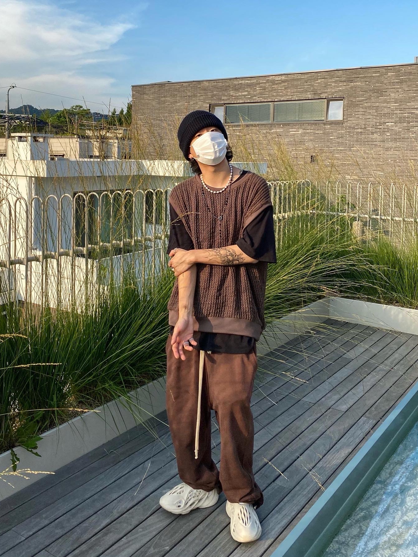 Adidas Yeezy Foam RNNR Sand 착용 스타일