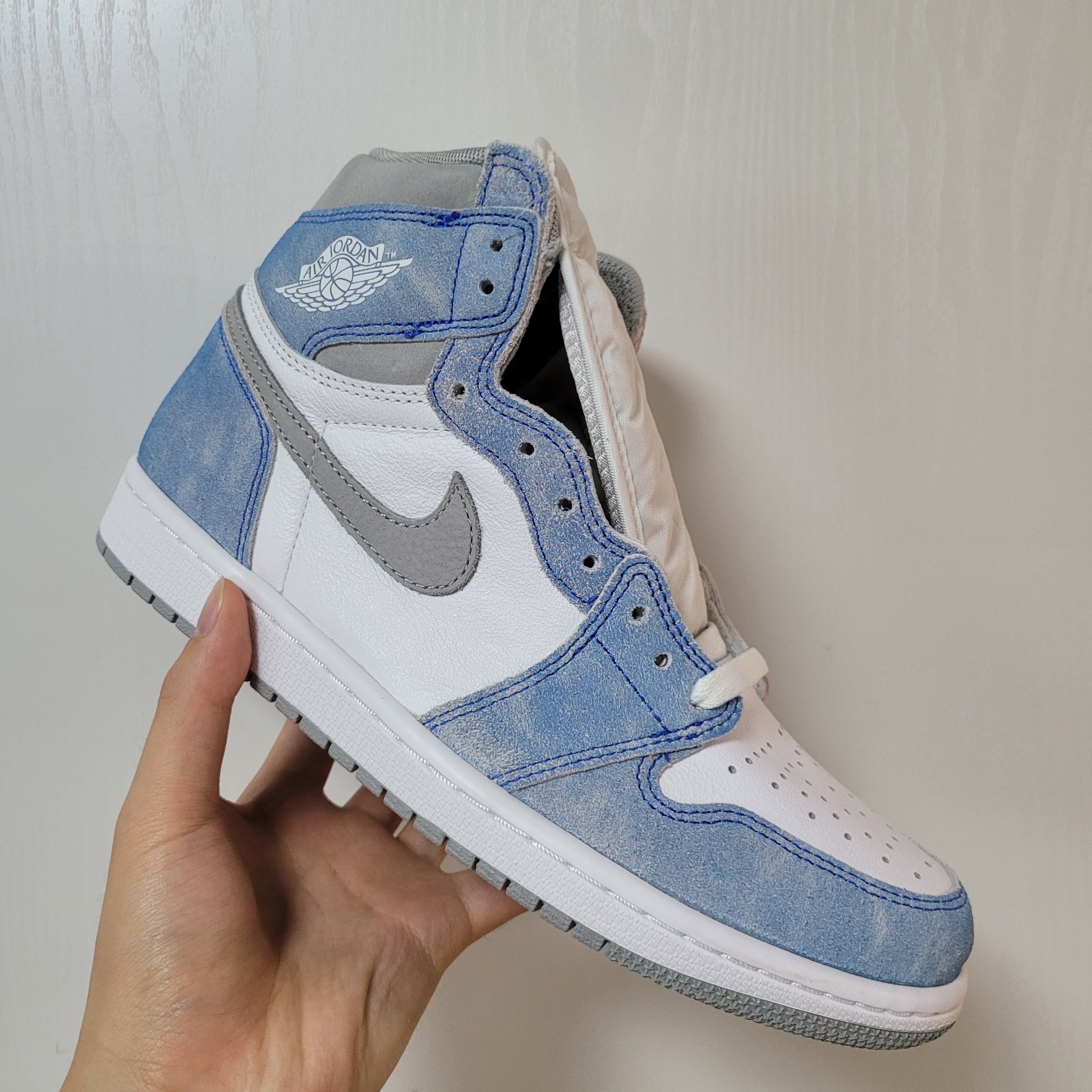 Jordan 1 Retro High OG Hyper Royal 착용 스타일 - 2
