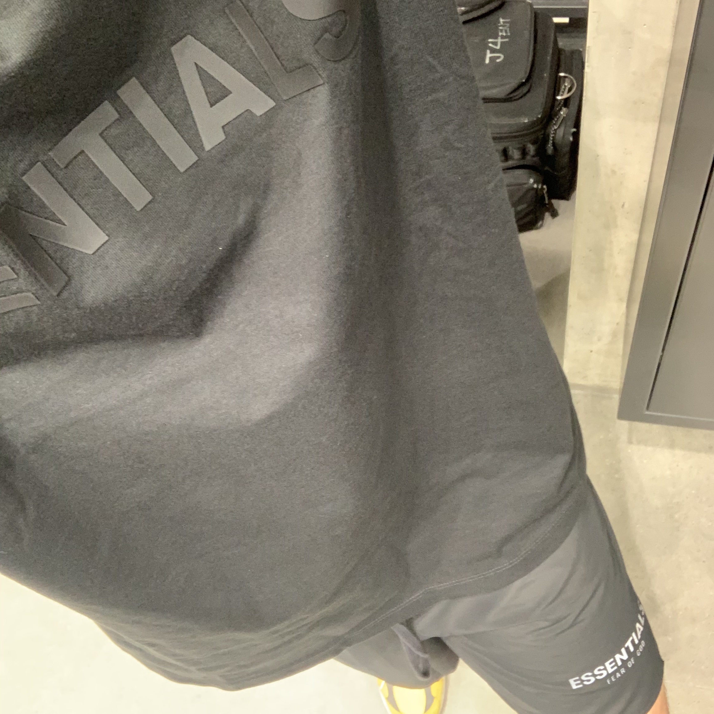 Essentials 3D Silicon Applique Boxy T-Shirt Dark Slate/Black 2020, Essentials Volley Shorts Black - 21SS 착용 스타일