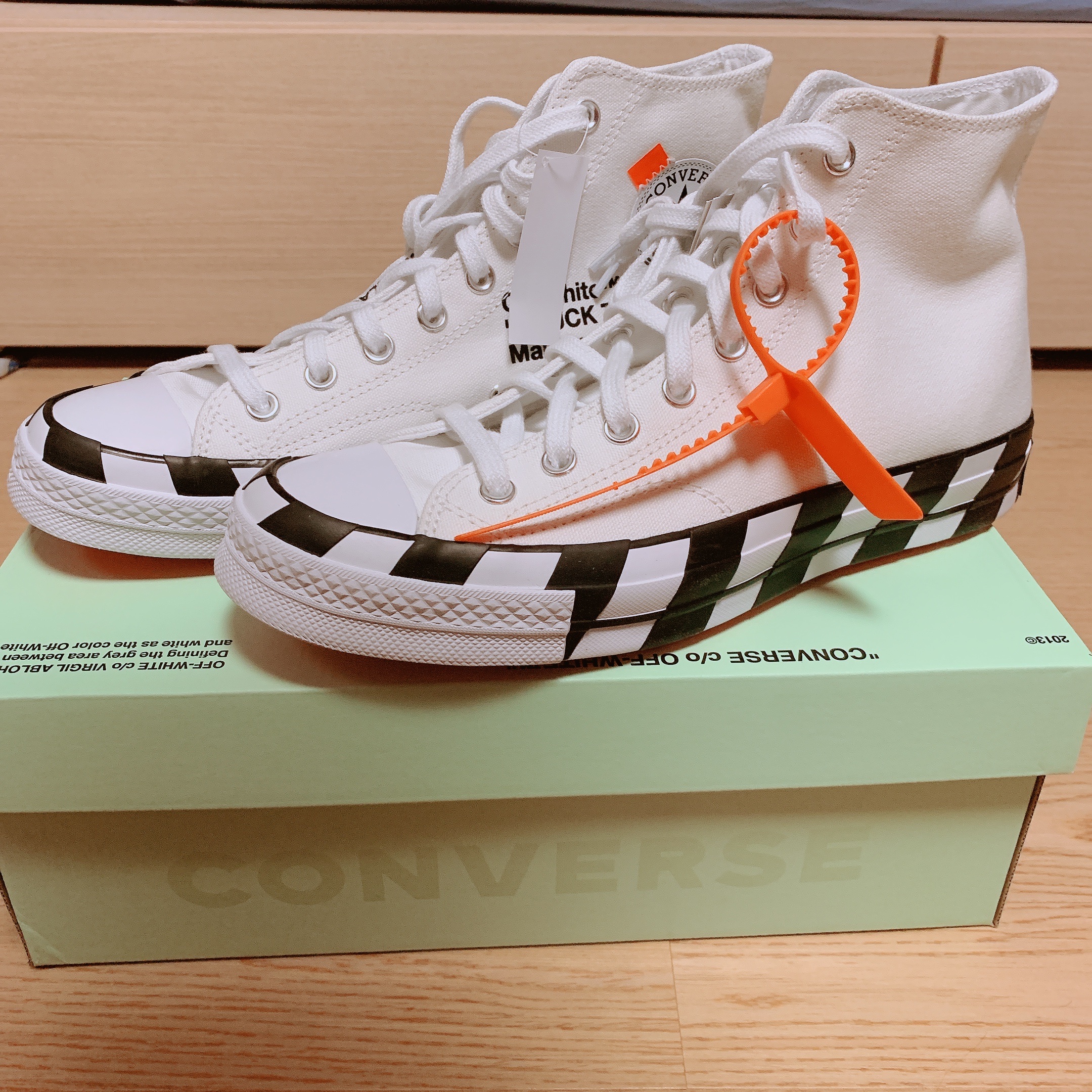 Converse x Off-White Chuck 70 High V2 2021, New Balance 993 Made in USA Grey - D Standard 착용 스타일 - 2