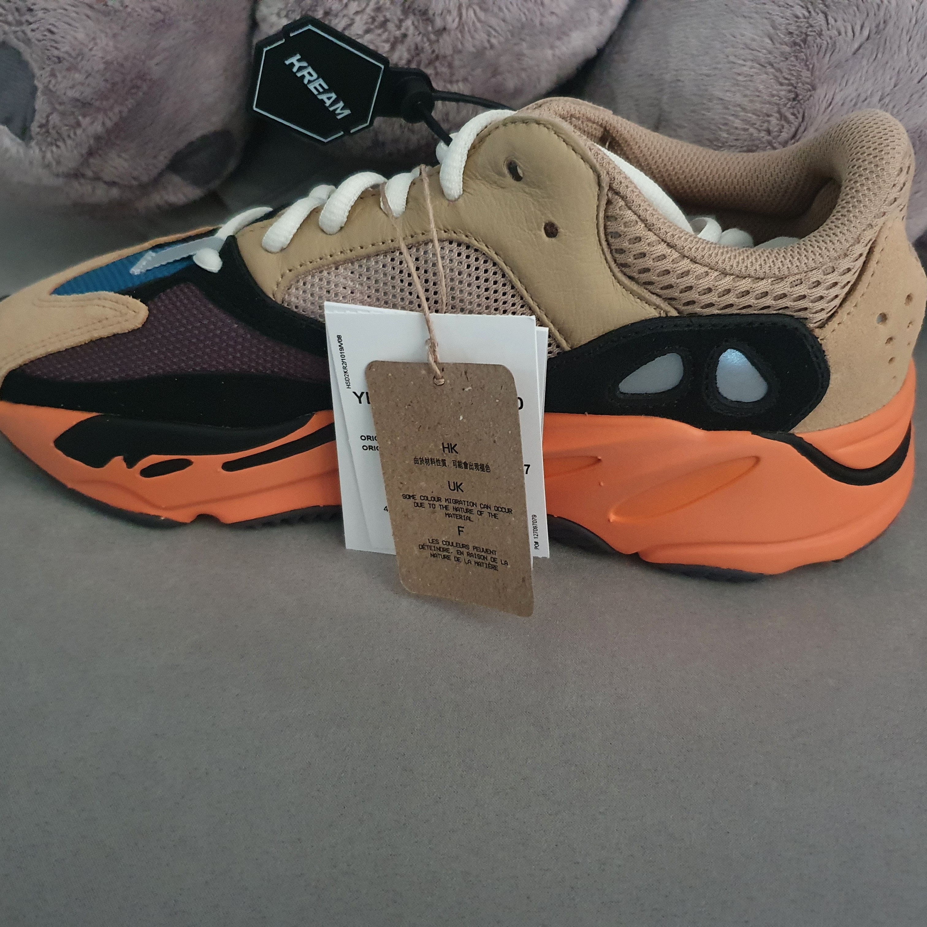 Adidas Yeezy Boost 700 Enflame Amber 착용 스타일 - 3