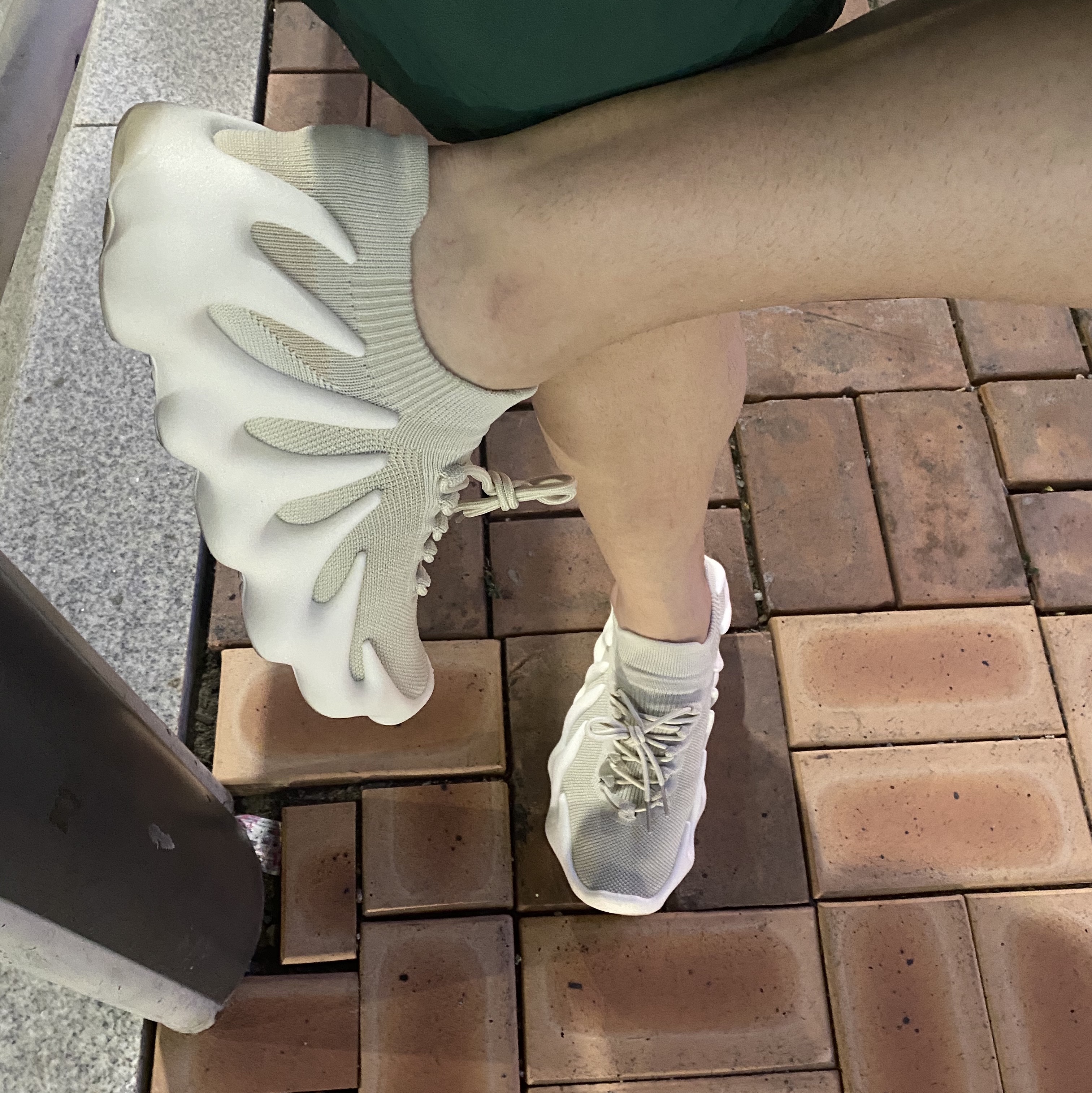 Adidas Yeezy 450 Cloud White 착용 스타일 - 1