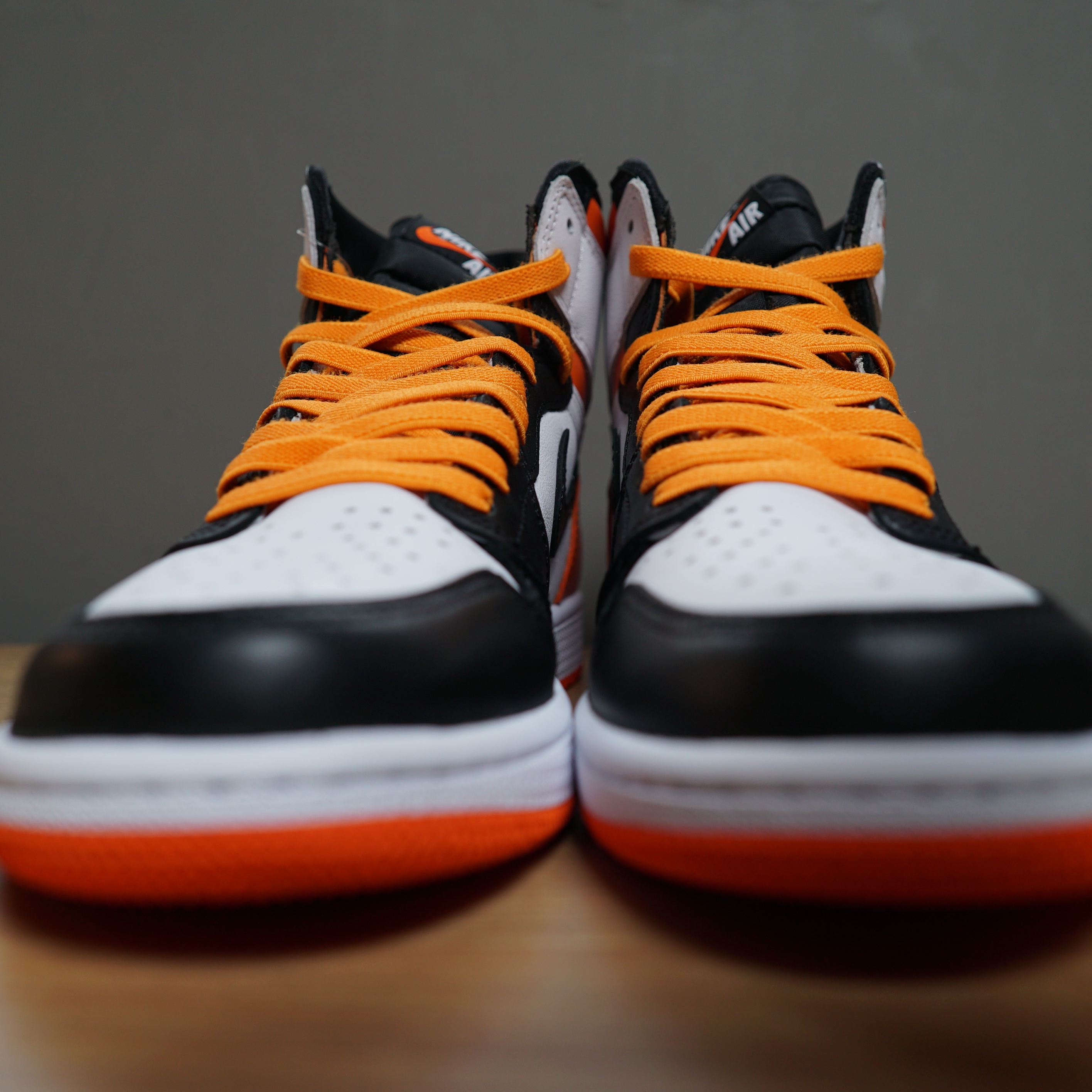 Jordan 1 Retro High OG Electro Orange 착용 스타일 - 2